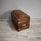 84214 Baule in legno di teak intarsiato con inserti in ottone