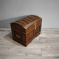 84214 Baule in legno di teak intarsiato con inserti in ottone