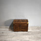 84214 Baule in legno di teak intarsiato con inserti in ottone