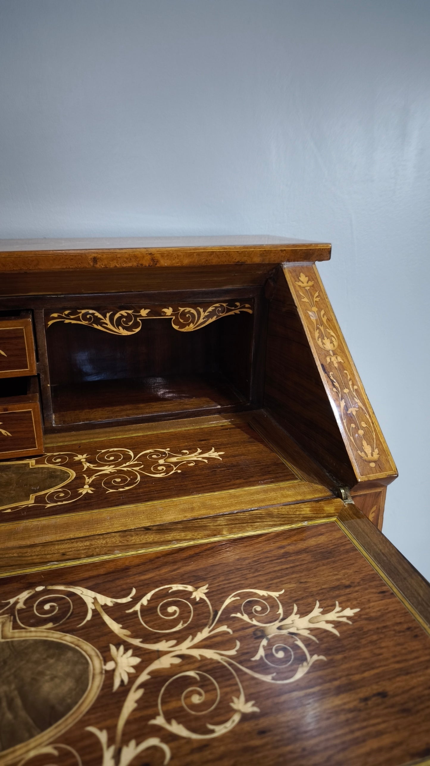 84217 Secretaire in legno intarsiato