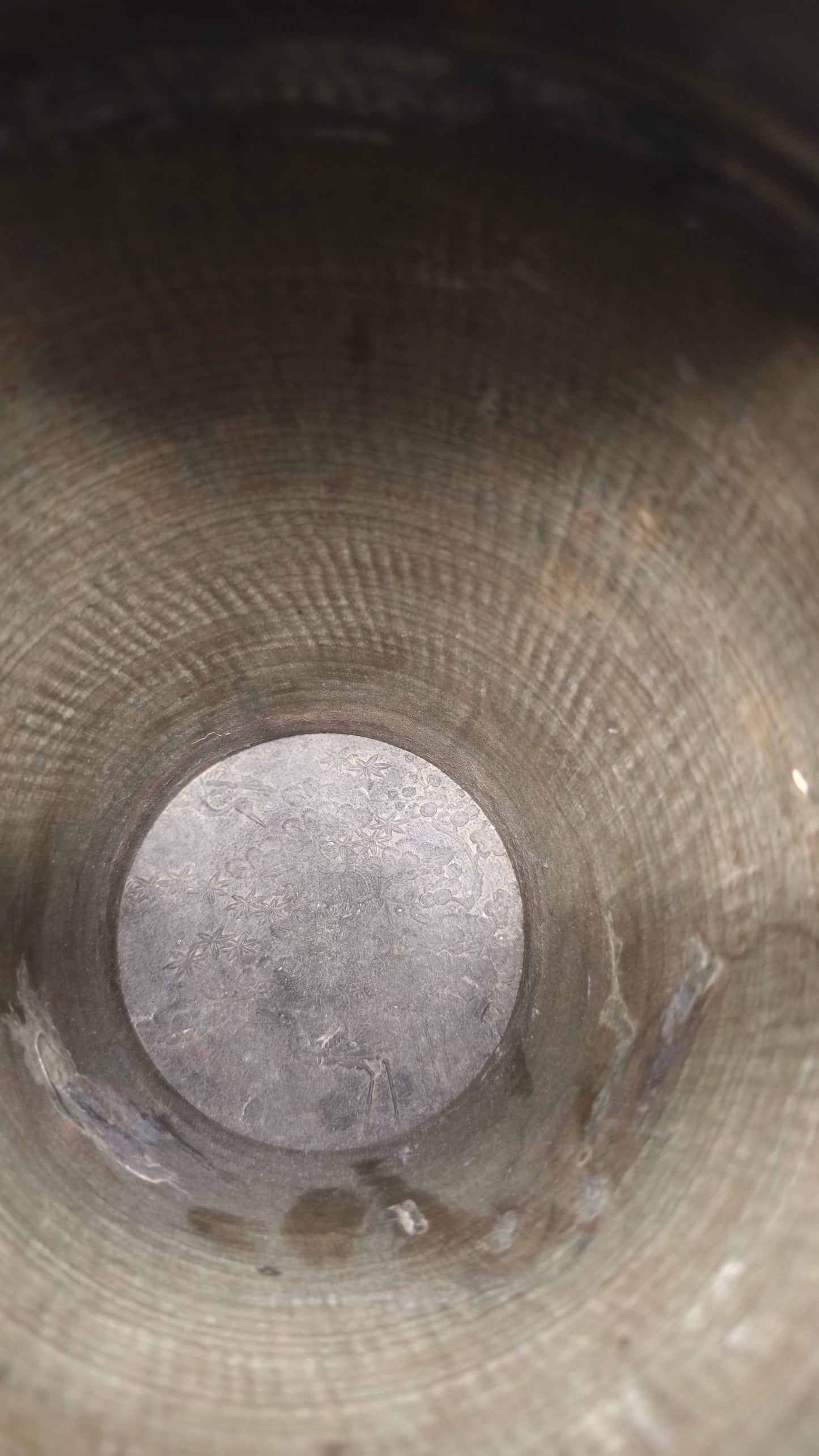 84593 Antico vaso in bronzo lavorato con drago