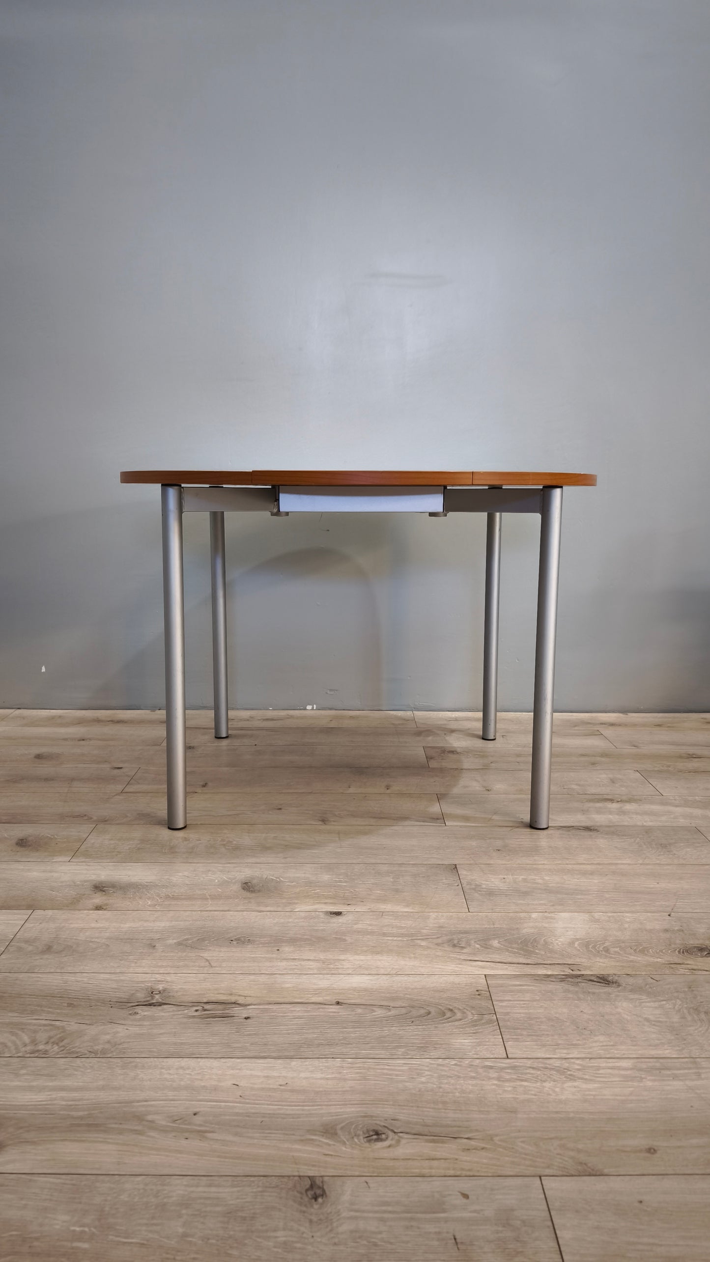 84248 Tavolo a bandelle con gambe in ferro