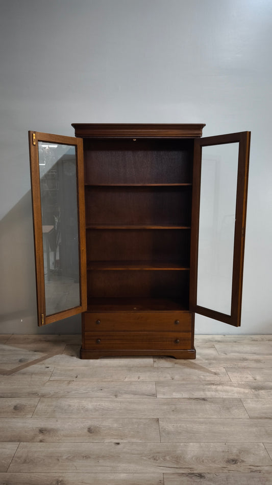 84508 Vetrina in legno due ante con due cassetti
