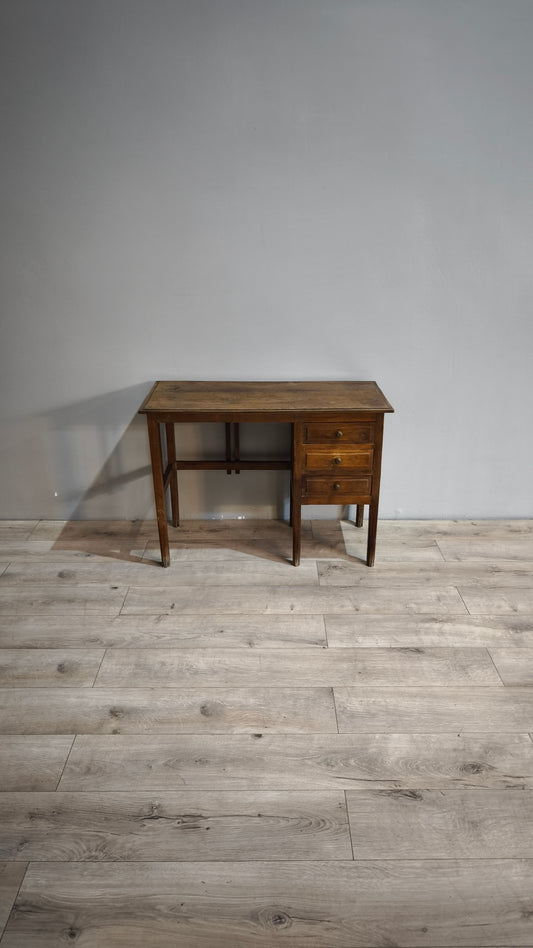 84577 Piccolo scrittoio in legno con tre cassetti laterali