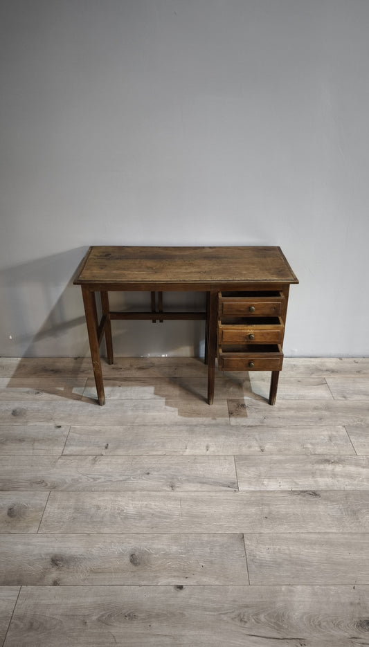 84577 Piccolo scrittoio in legno con tre cassetti laterali