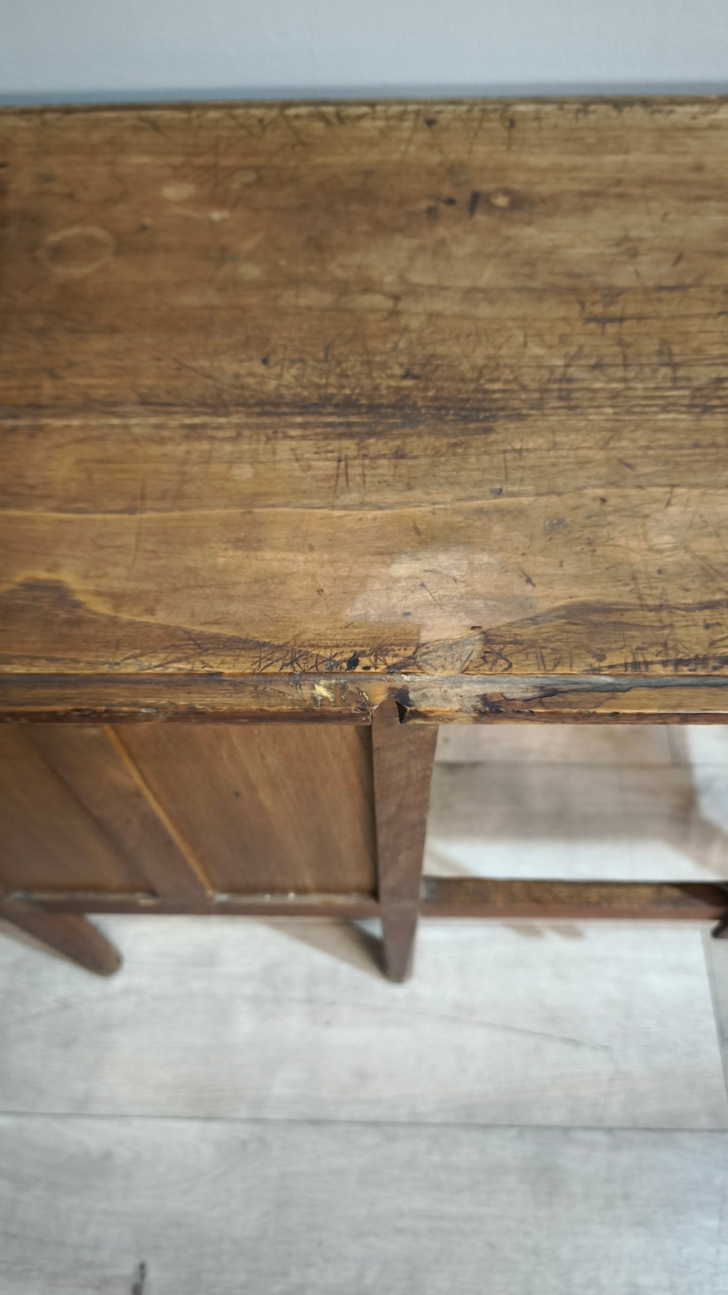 84577 Piccolo scrittoio in legno con tre cassetti laterali