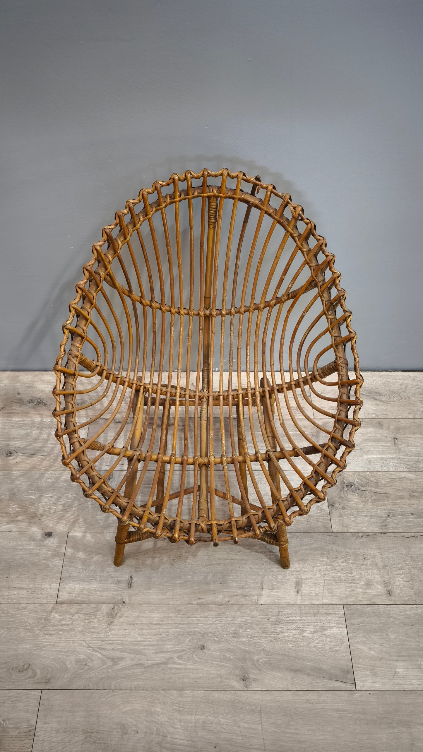 84654 Poltroncina in vimini intrecciato con seduta ovale