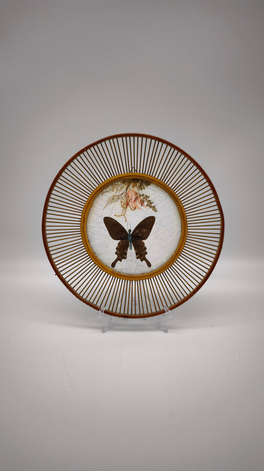 84682 Piatto decorativo in vimini con farfalla