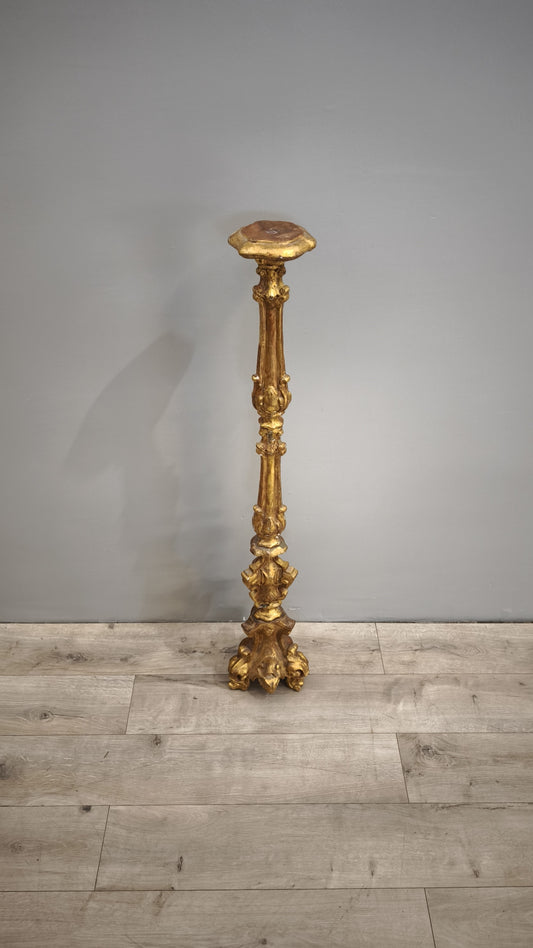 84779 Candeliere in legno dorato intagliato