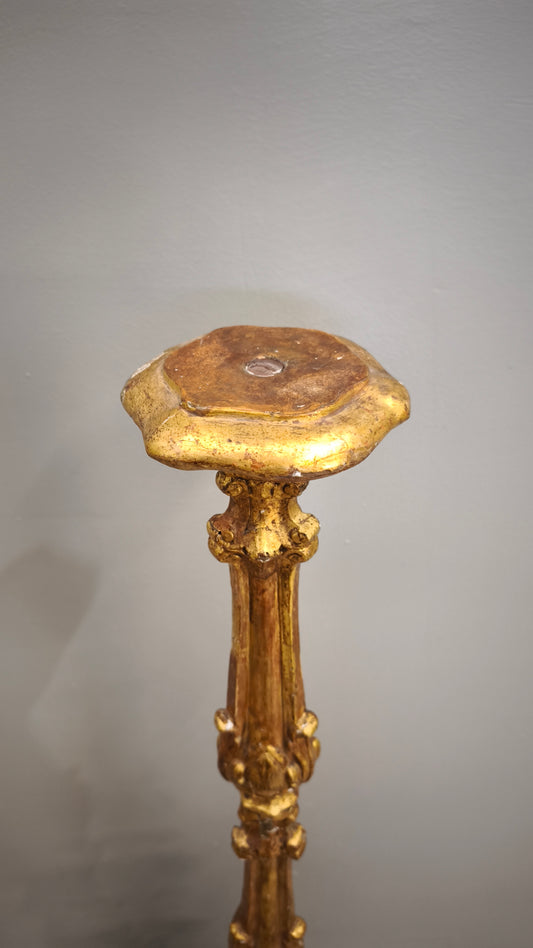 84779 Candeliere in legno dorato intagliato