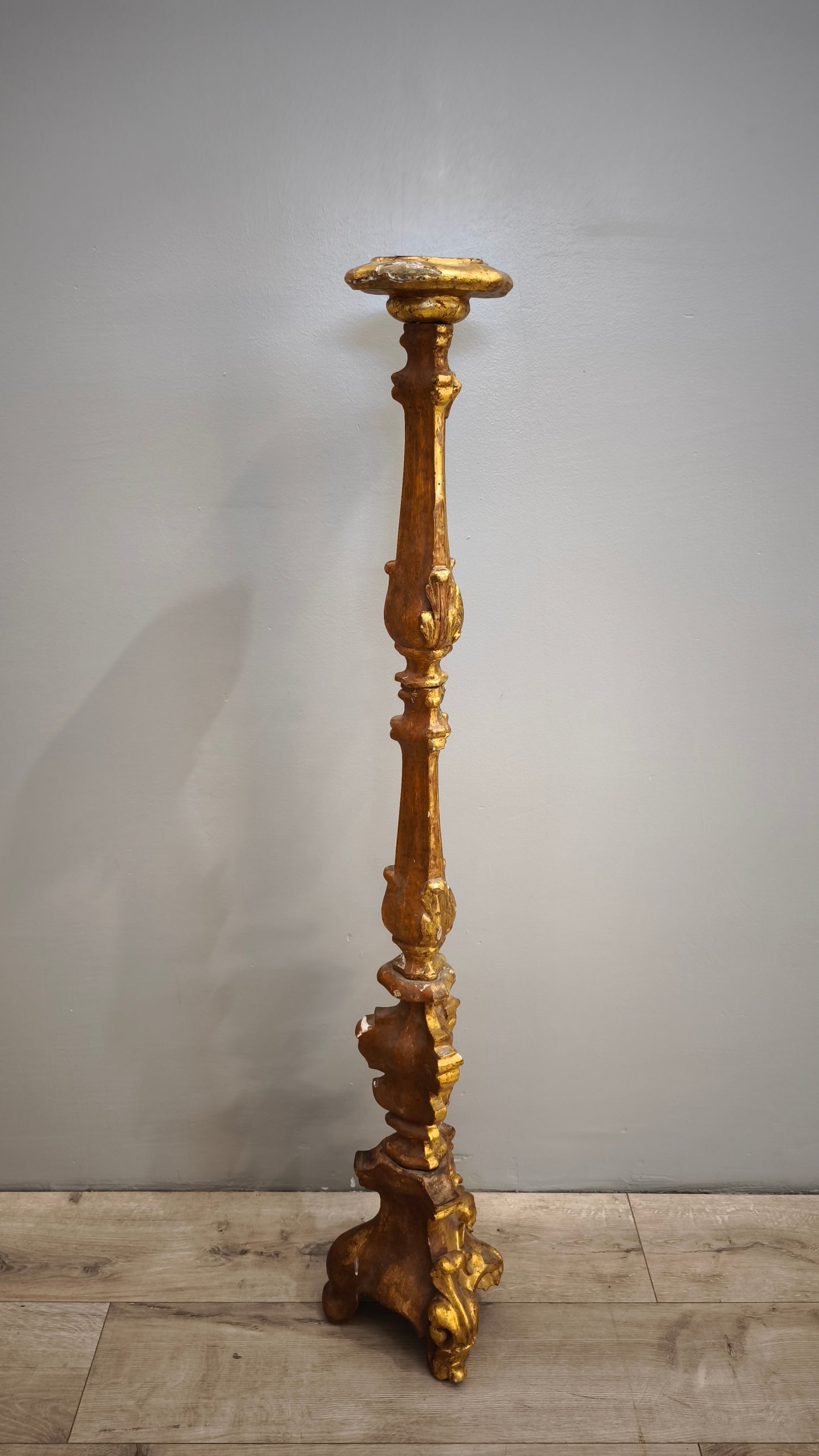 84779 Candeliere in legno dorato intagliato