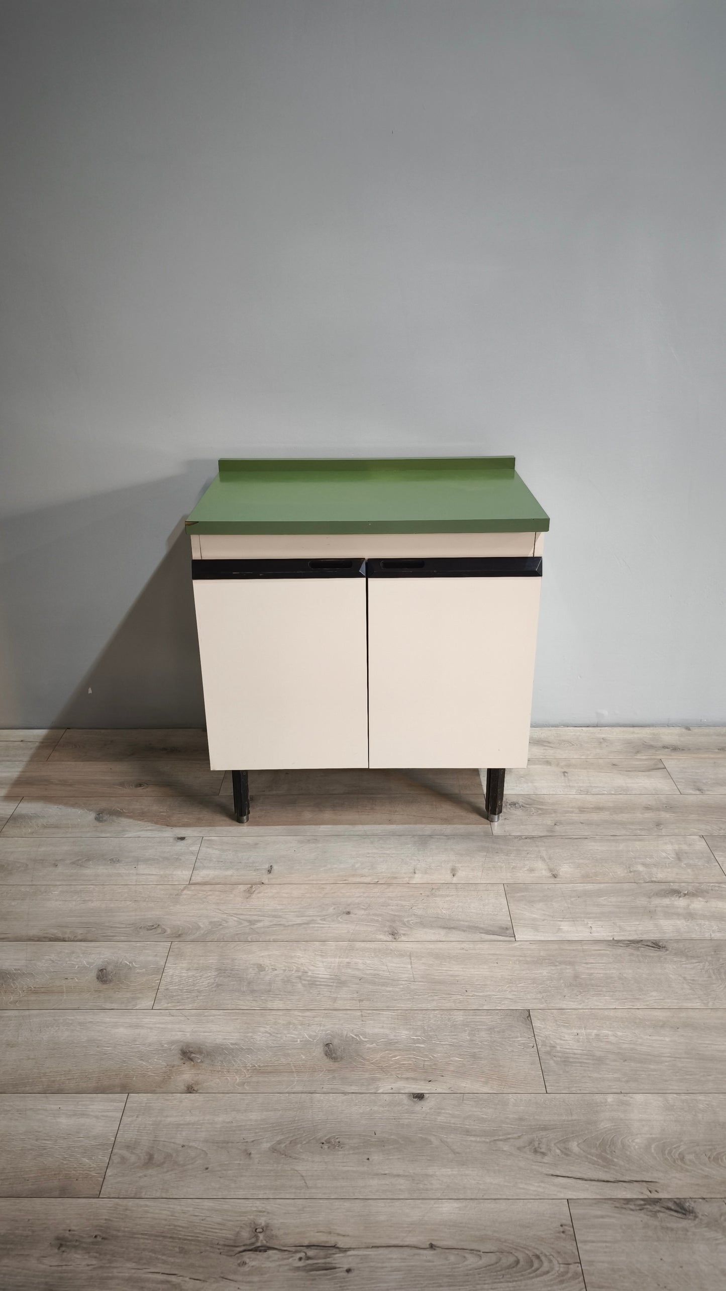 84850 Credenzina vintage due sportelli bianca e verde