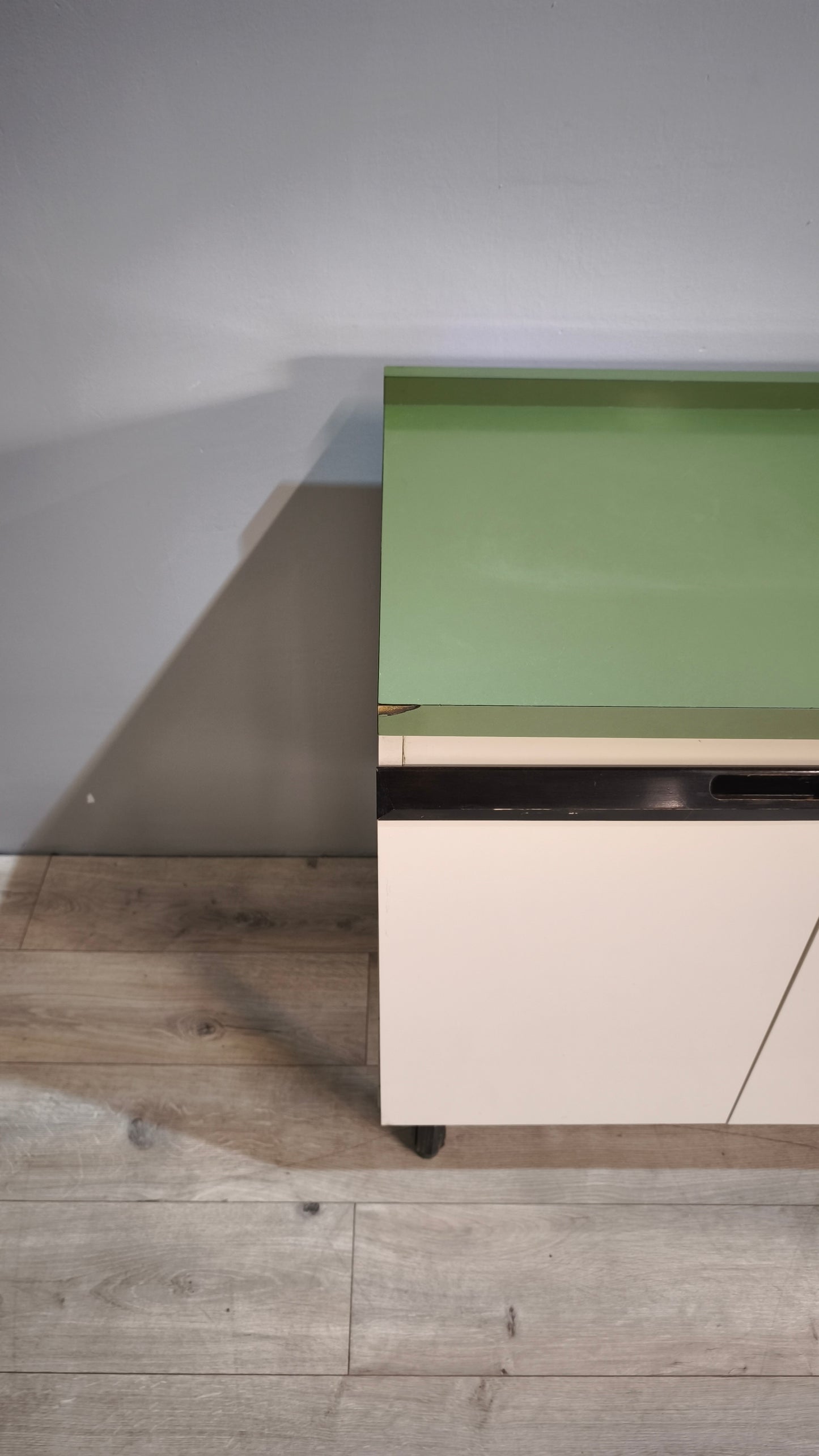 84850 Credenzina vintage due sportelli bianca e verde