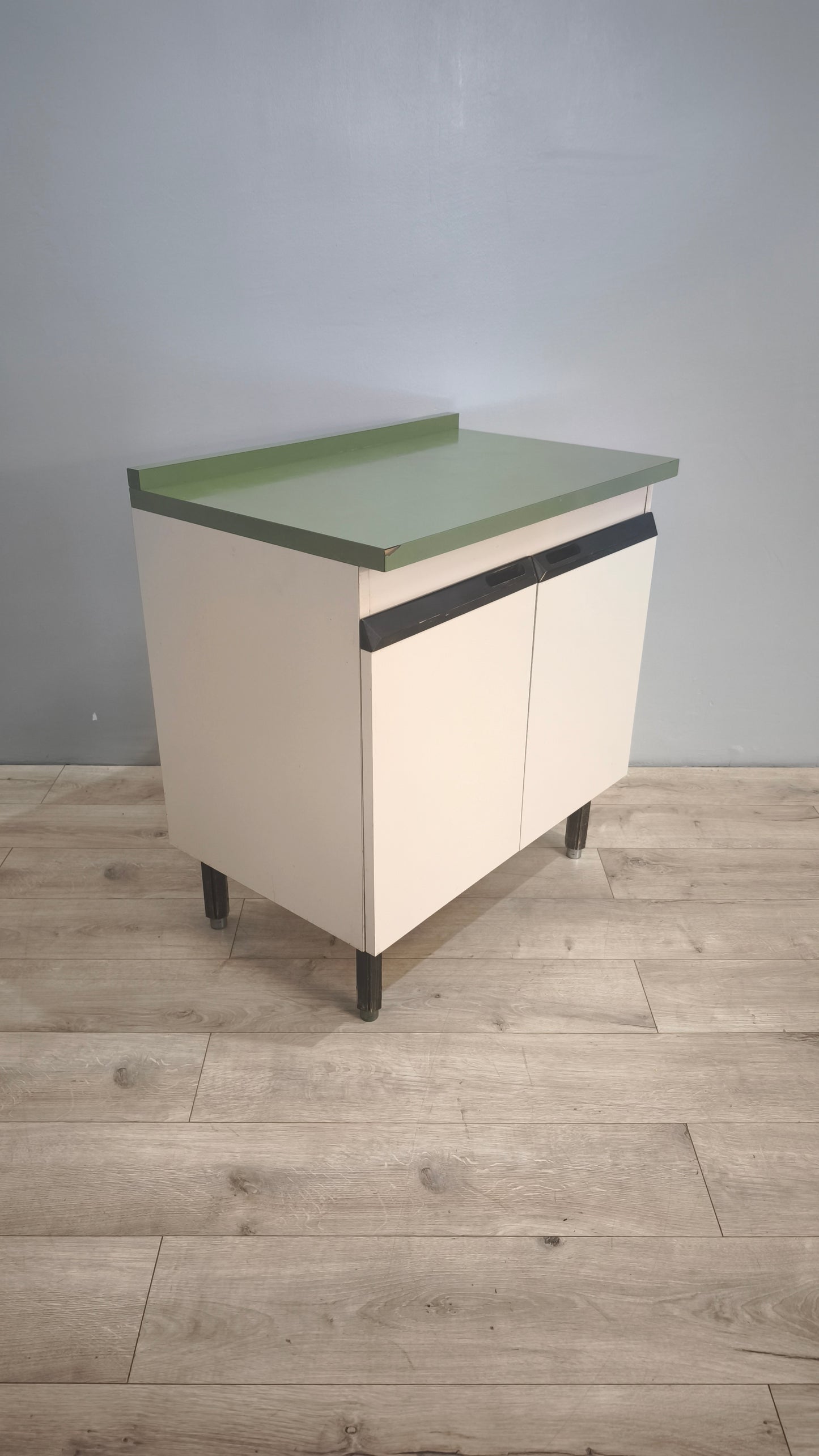 84850 Credenzina vintage due sportelli bianca e verde