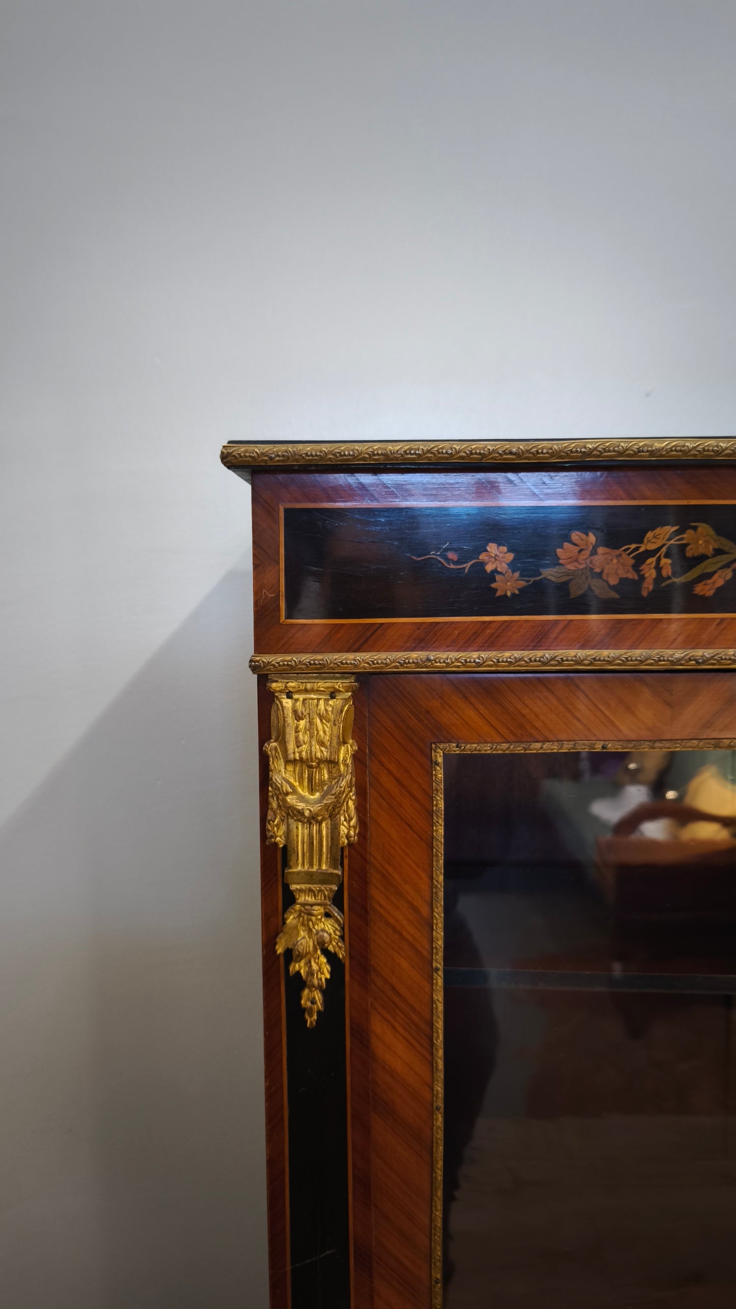 85167 Vetrina in legno con intarsi