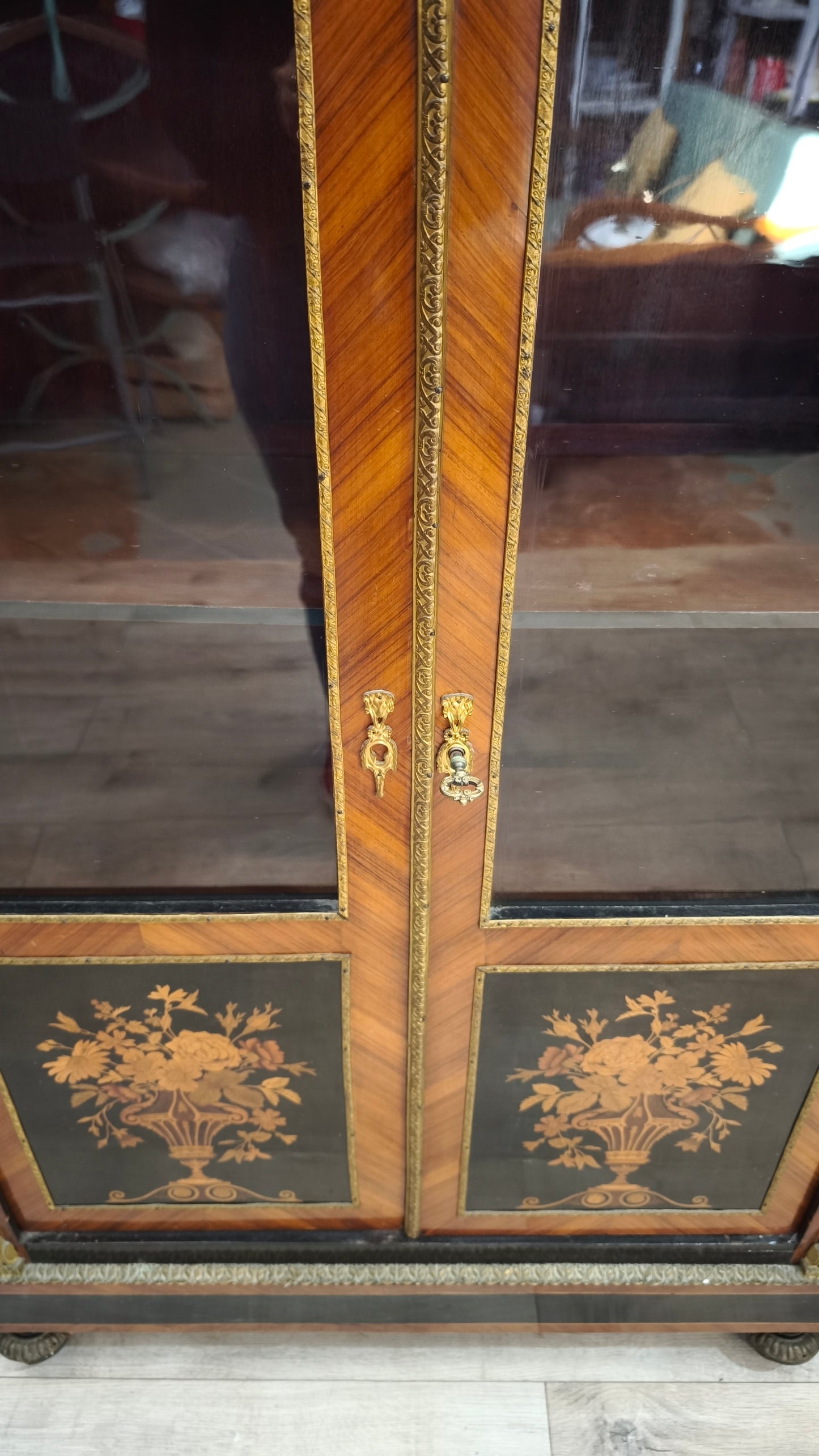 85167 Vetrina in legno con intarsi