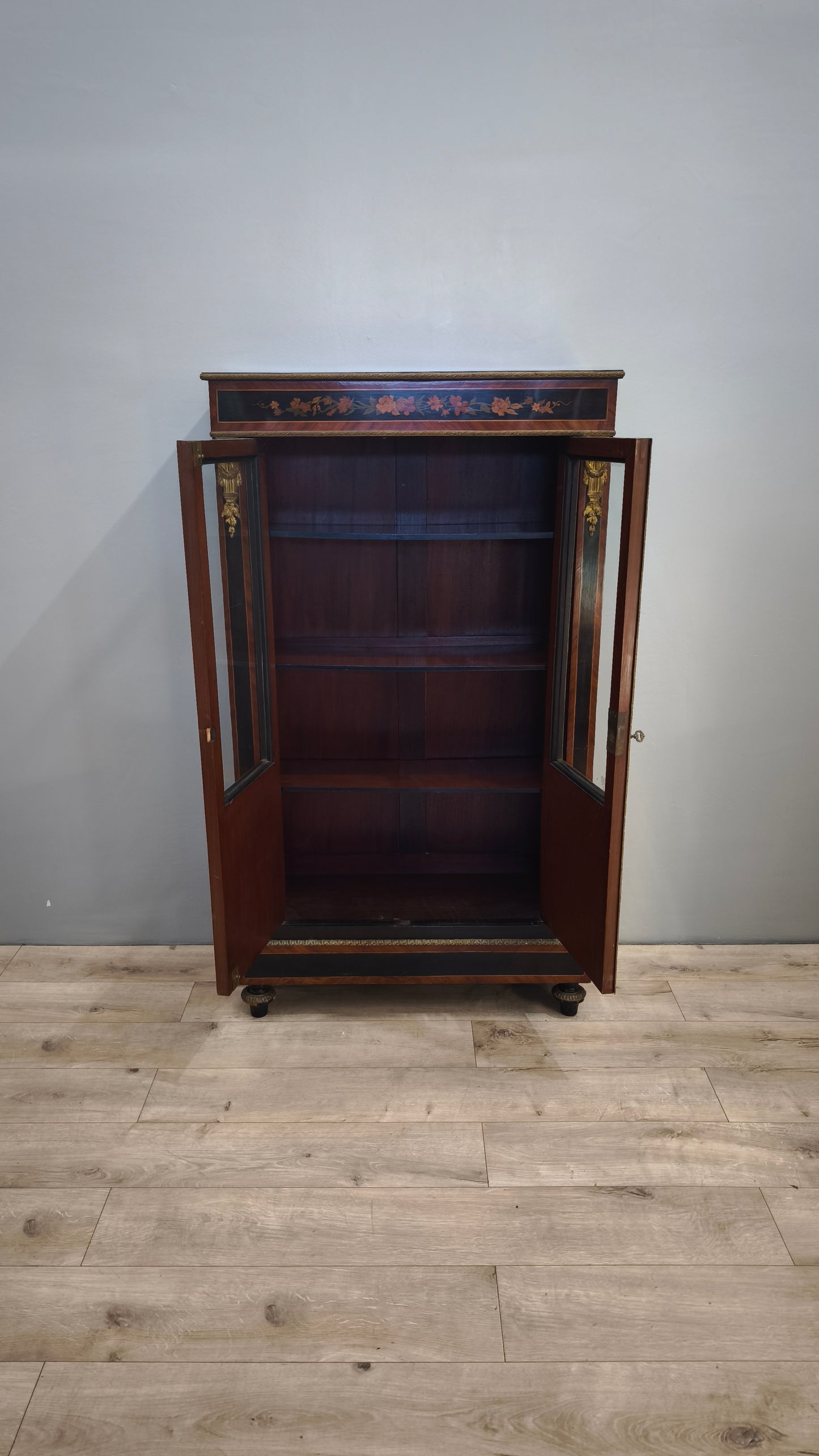 85167 Vetrina in legno con intarsi