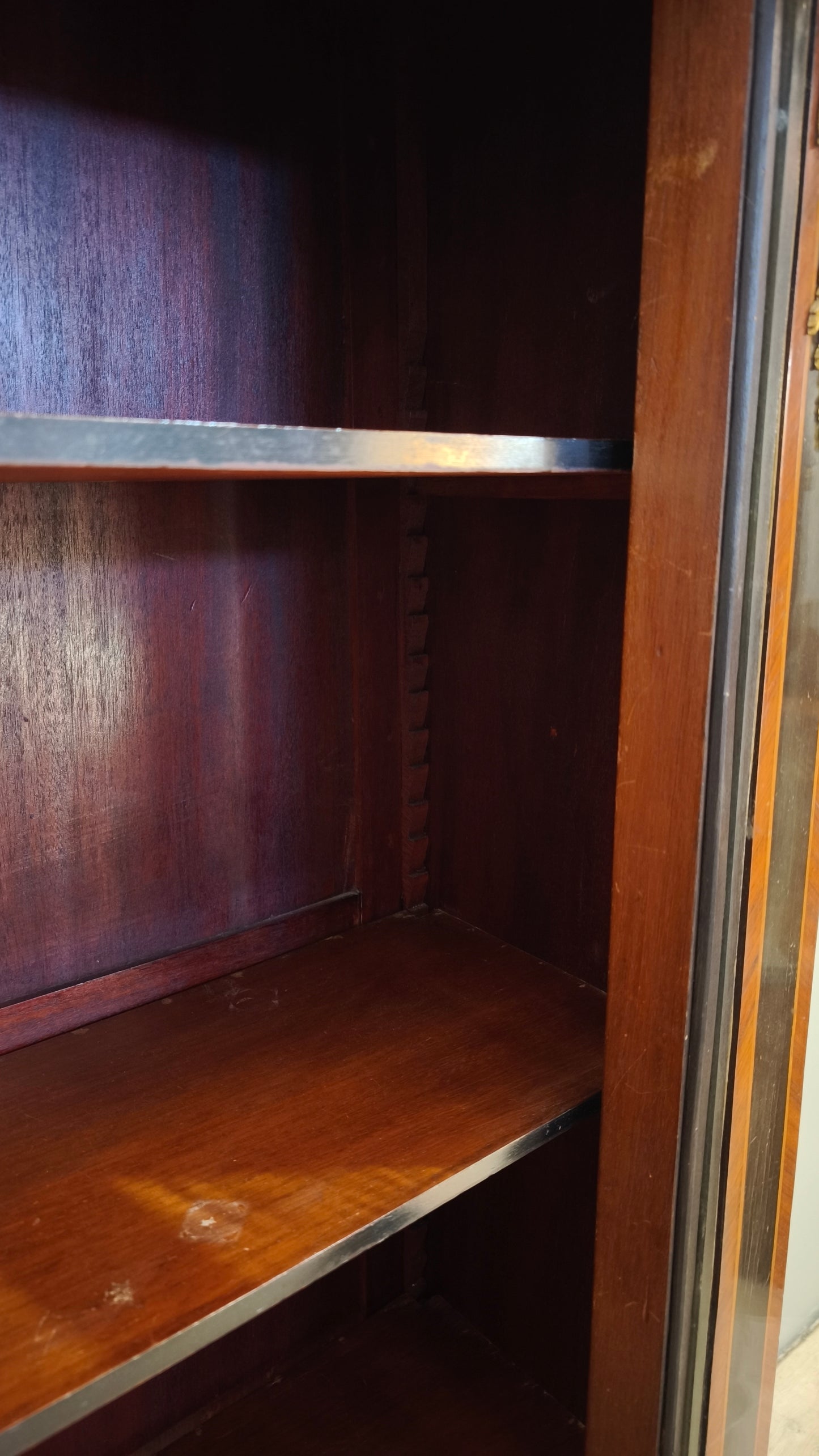 85167 Vetrina in legno con intarsi