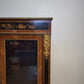 85167 Vetrina in legno con intarsi