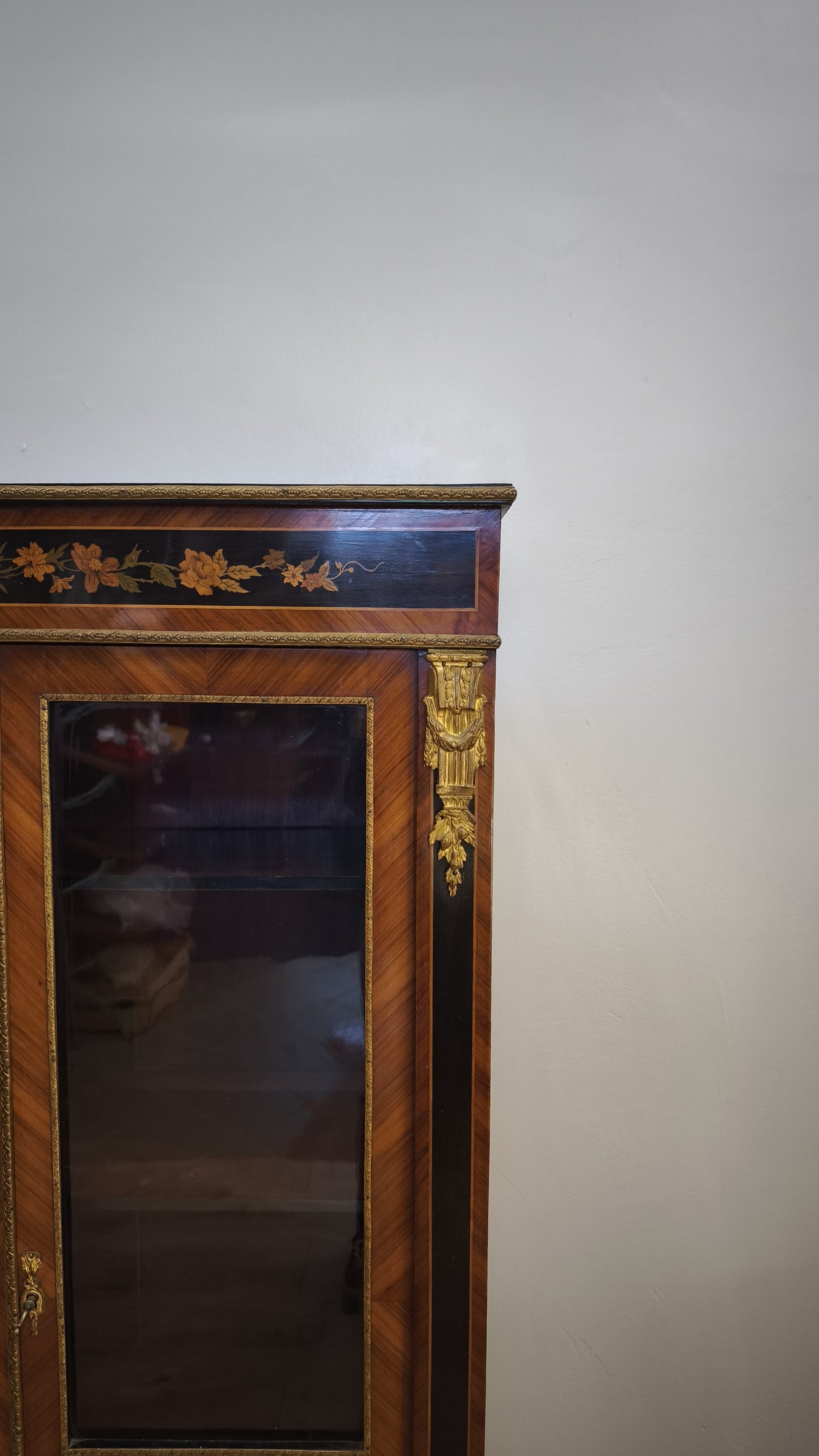 85167 Vetrina in legno con intarsi