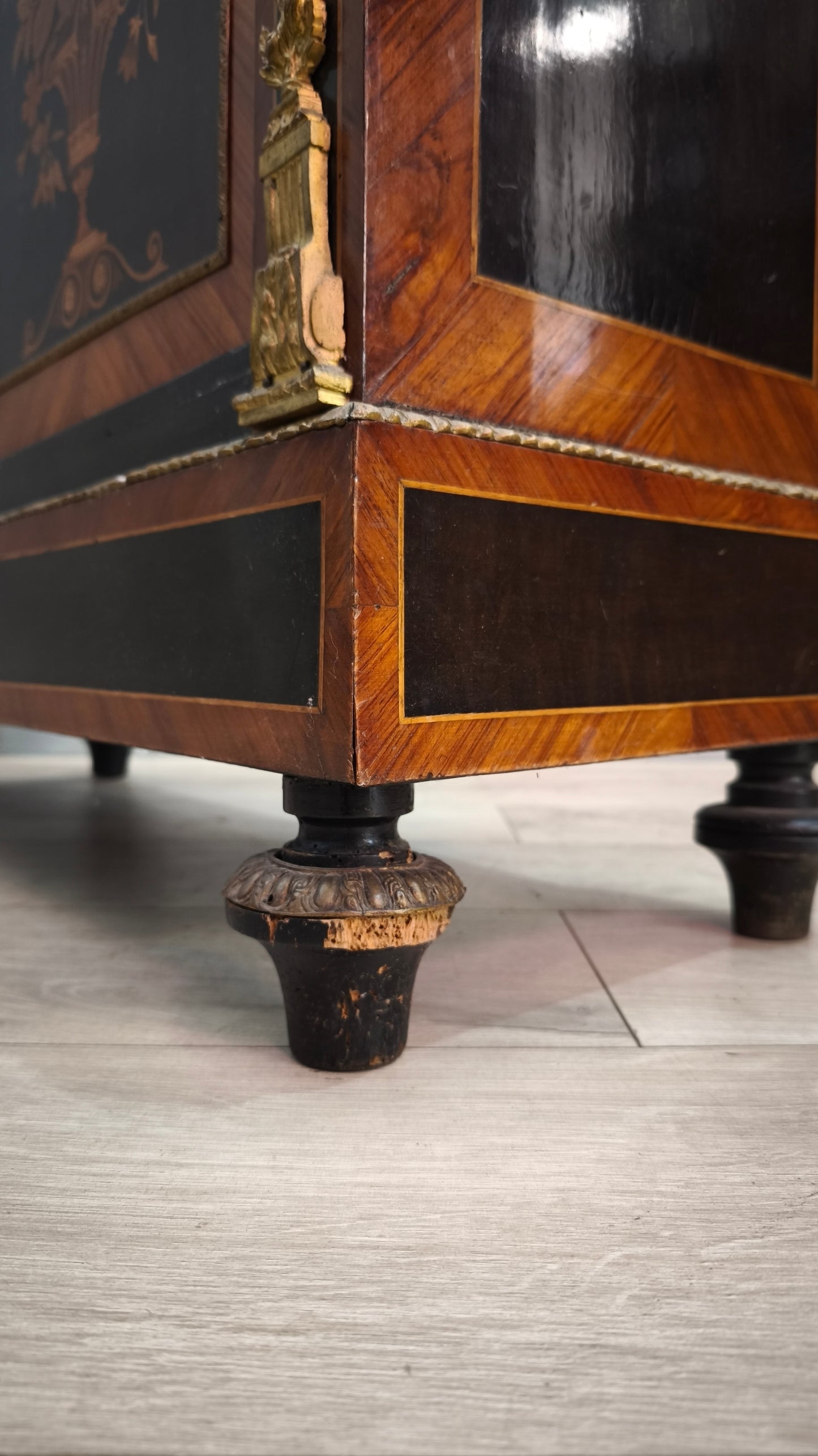 85167 Vetrina in legno con intarsi
