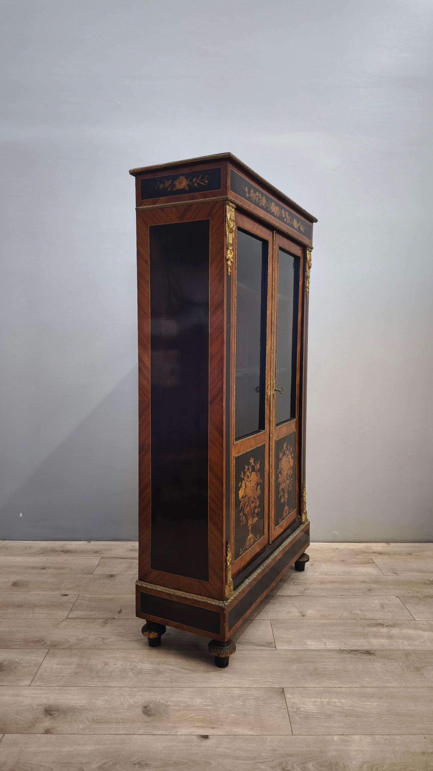 85167 Vetrina in legno con intarsi