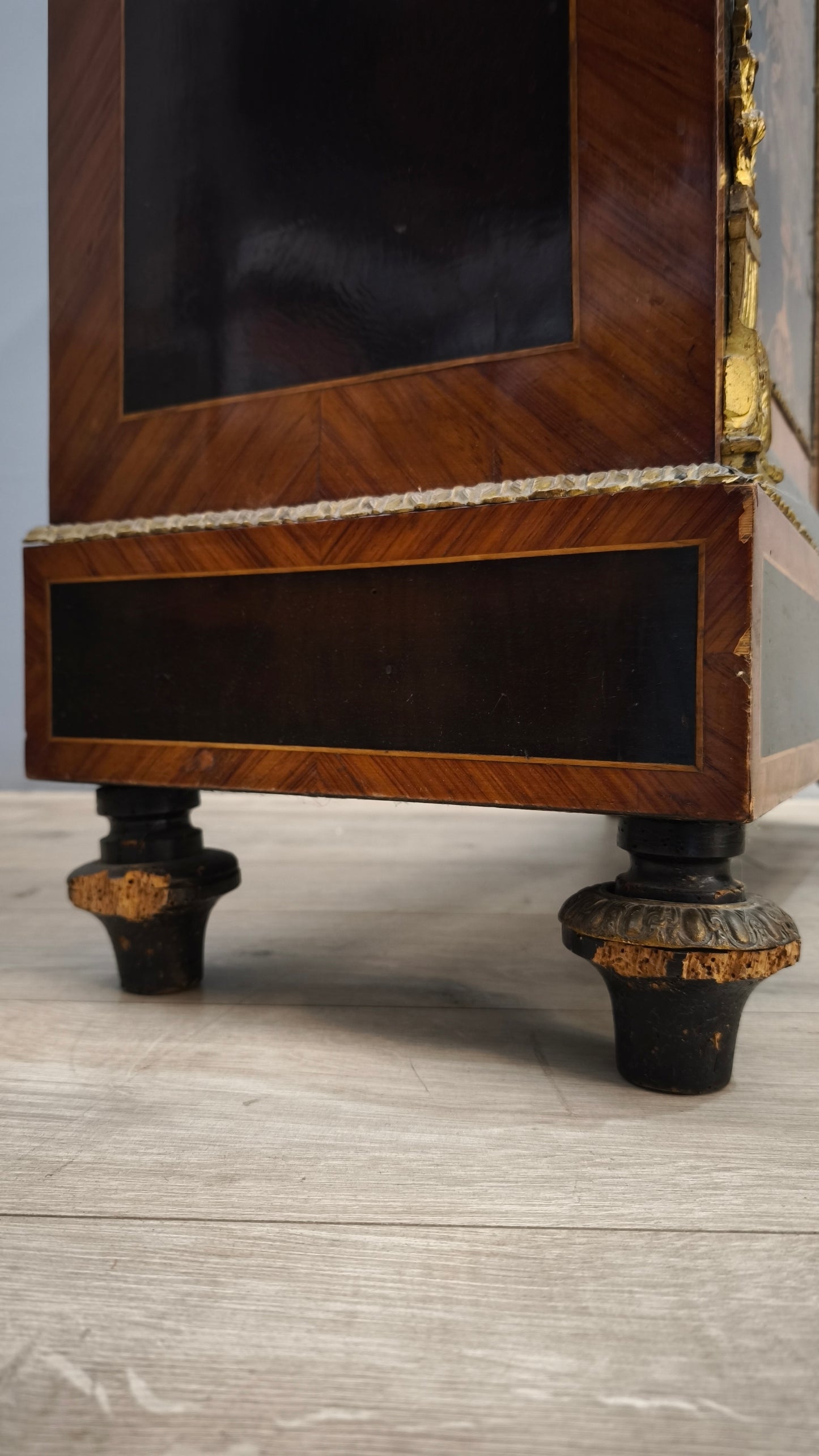 85167 Vetrina in legno con intarsi