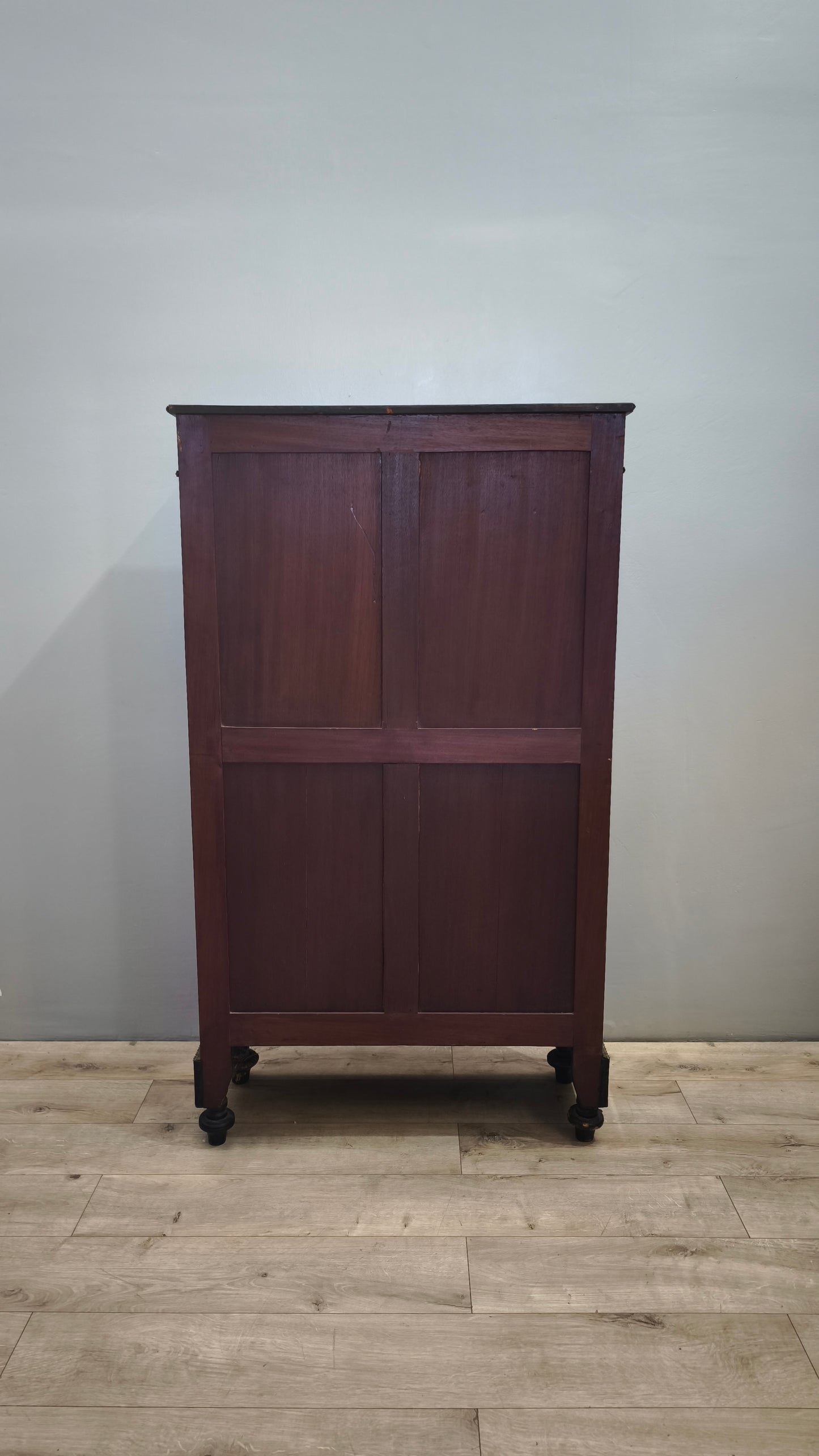 85167 Vetrina in legno con intarsi