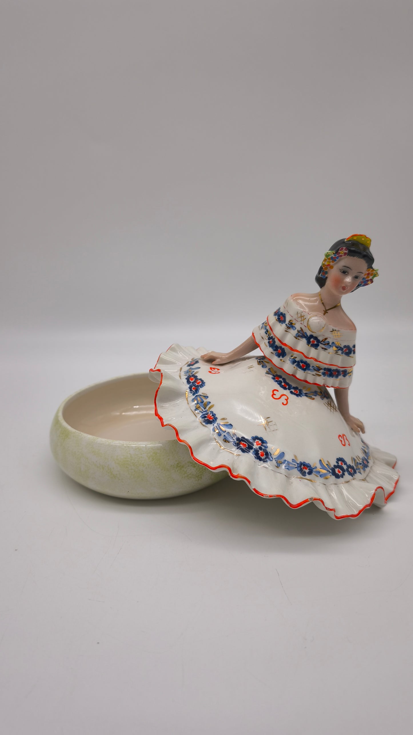 85231 Scatola in ceramica con statuina dama (blu), G. Girardi, anni '50