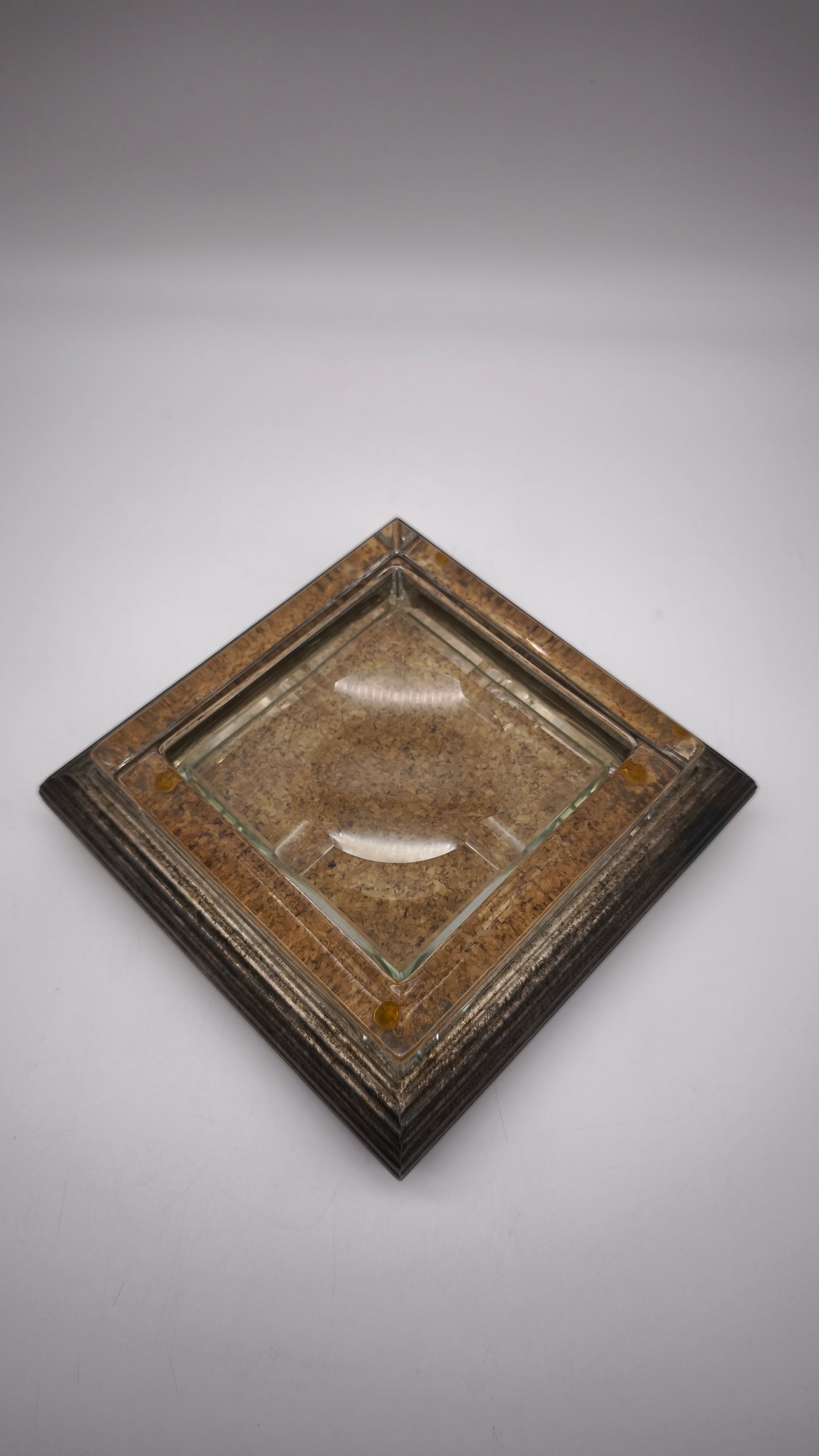 85214 Porta cenere in metallo, sughero e vetro