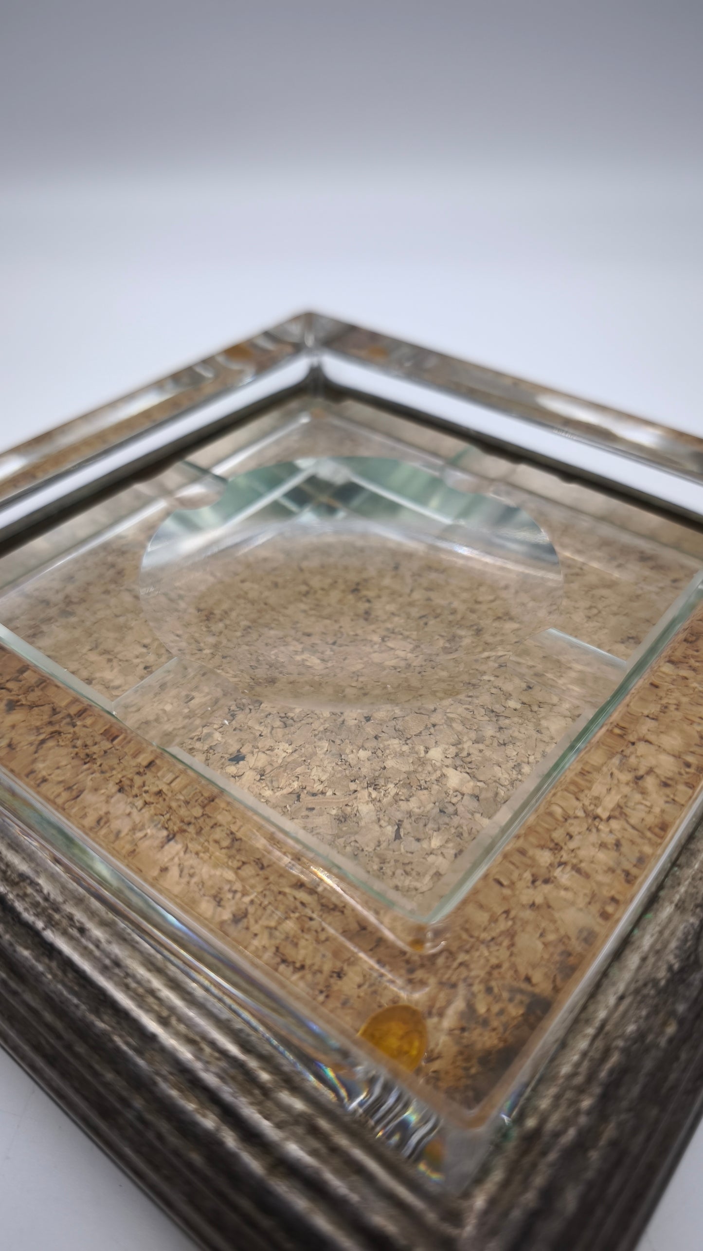 85214 Porta cenere in metallo, sughero e vetro