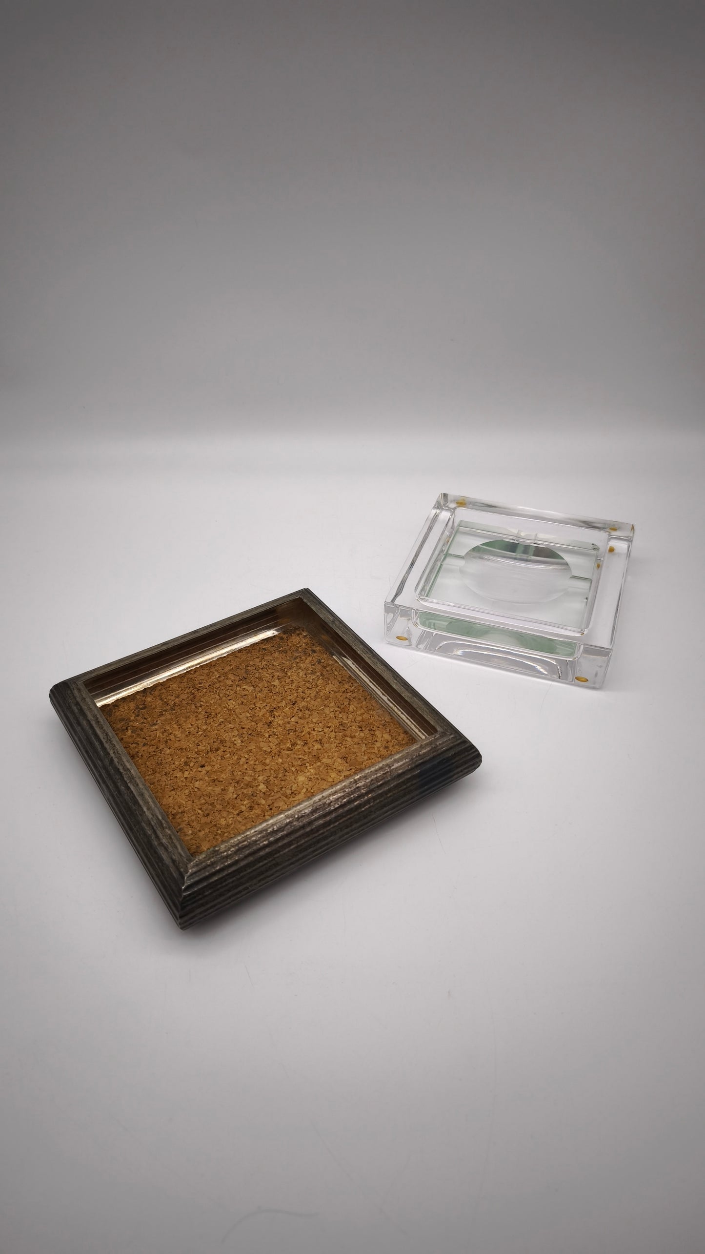 85214 Porta cenere in metallo, sughero e vetro