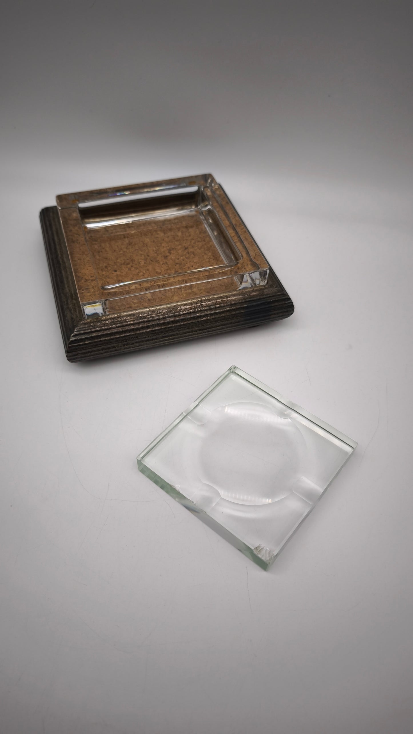 85214 Porta cenere in metallo, sughero e vetro