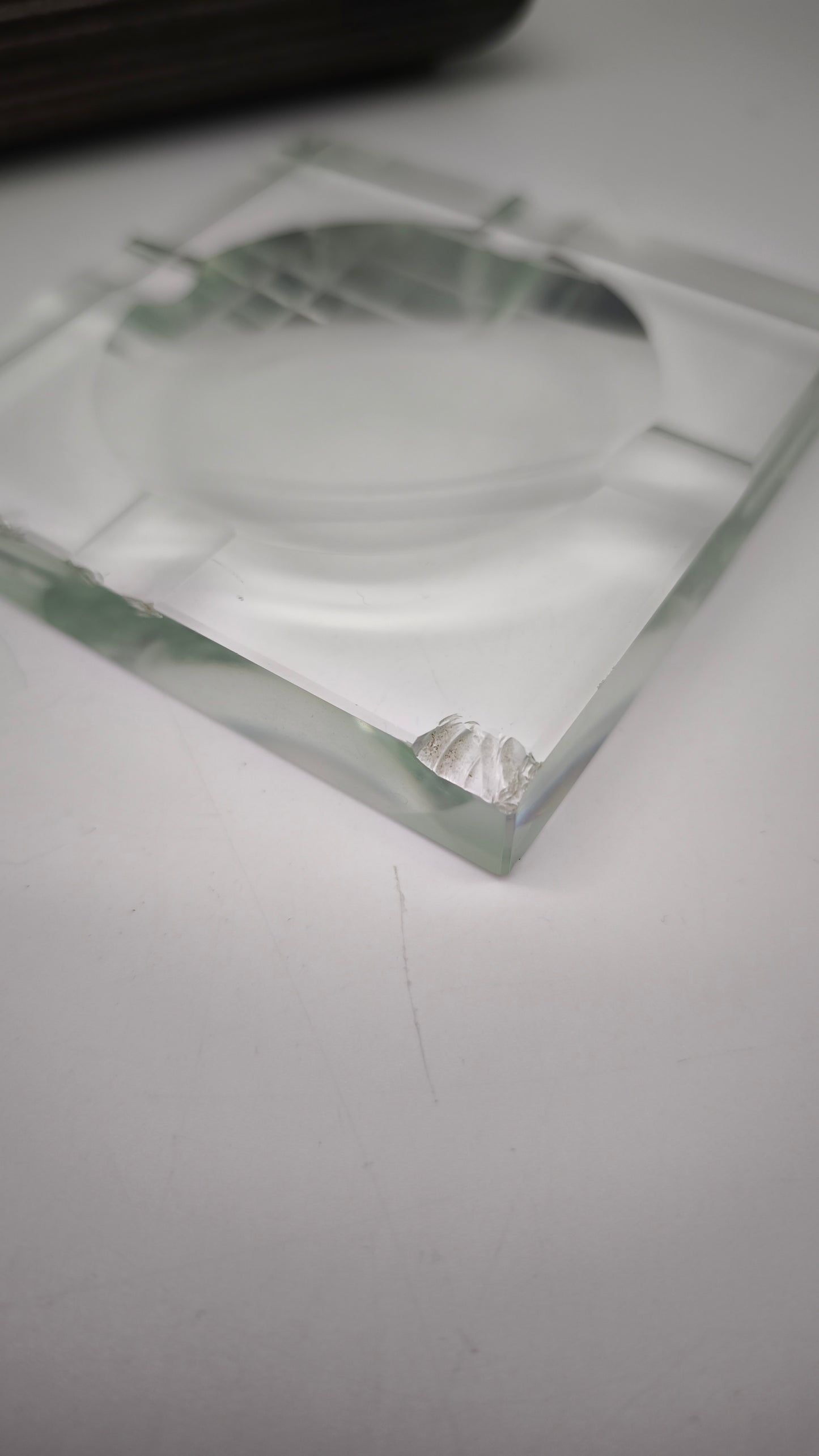 85214 Porta cenere in metallo, sughero e vetro