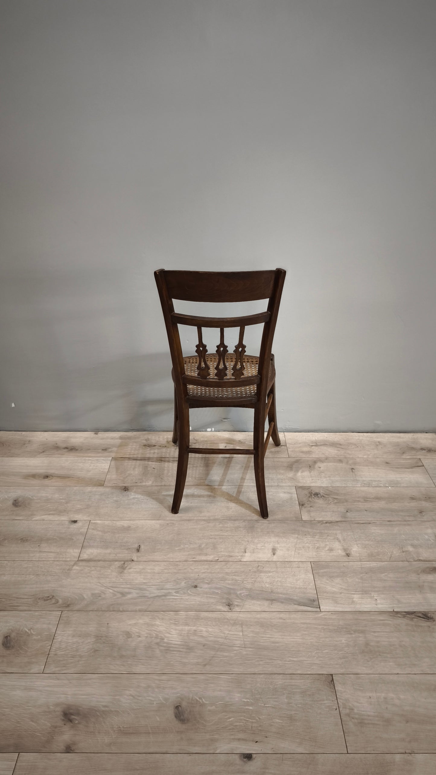 85634 Sedia in legno con seduta in paglia di Vienna