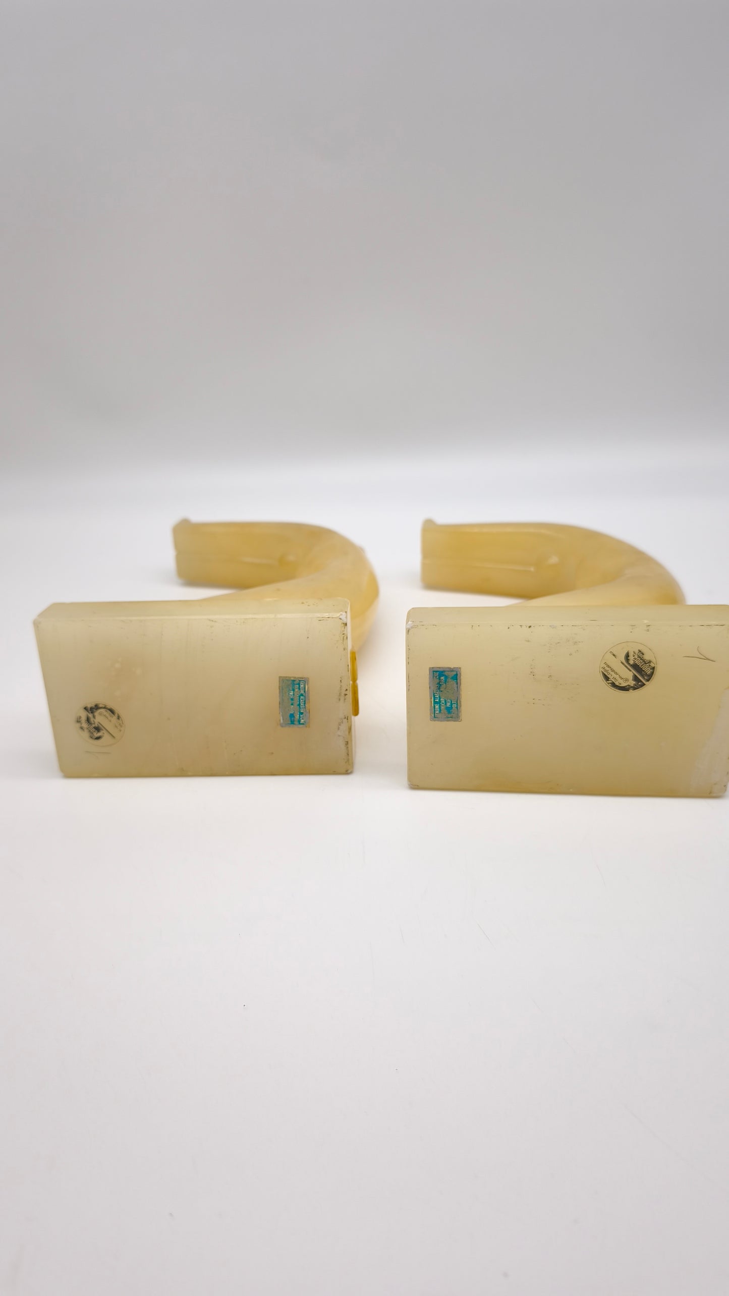 85683 Coppia di fermalibri in alabastro