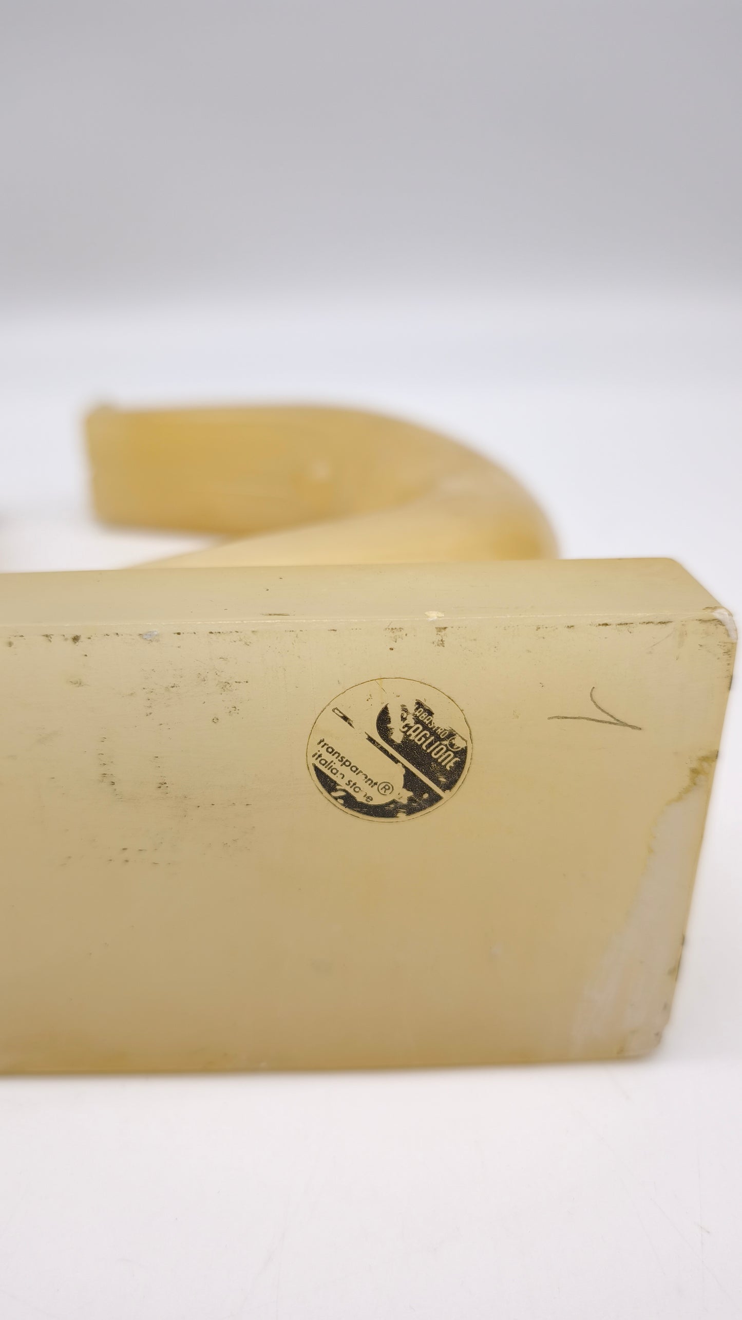 85683 Coppia di fermalibri in alabastro