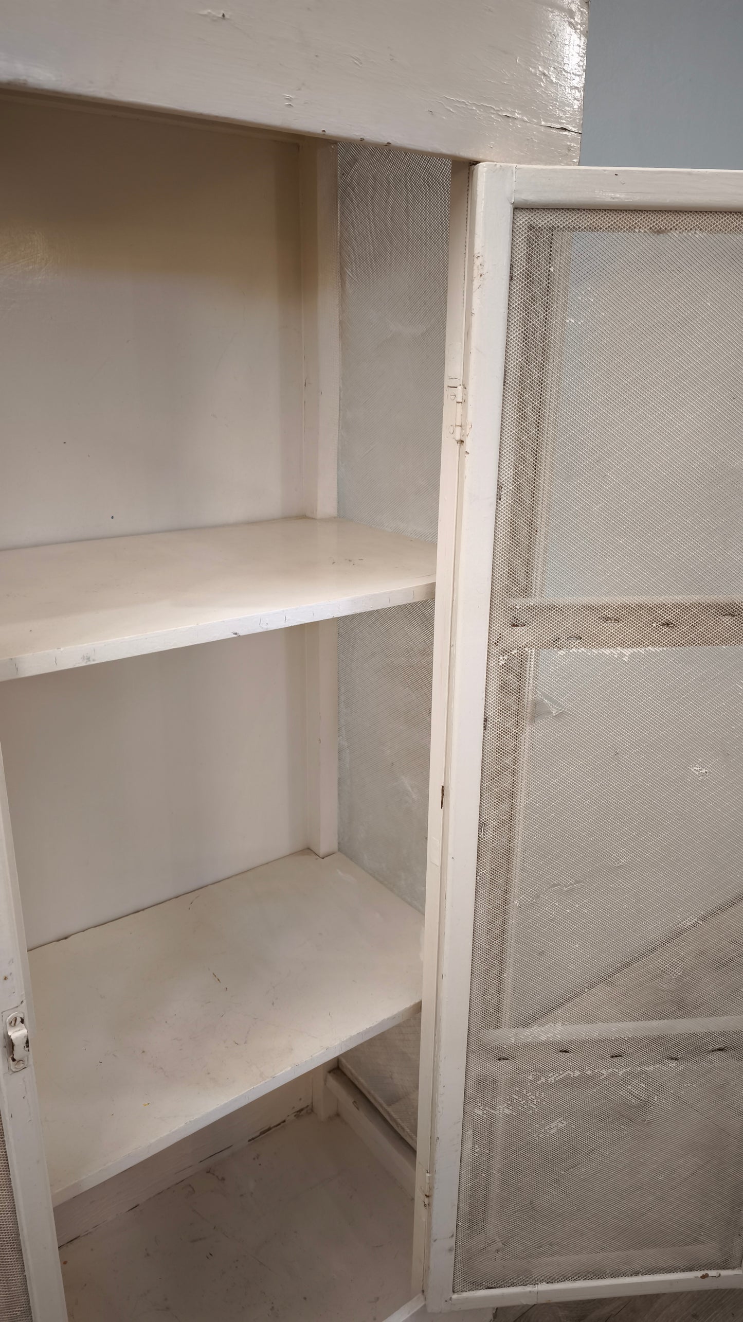 85858 Mobiletto bianco con rete
