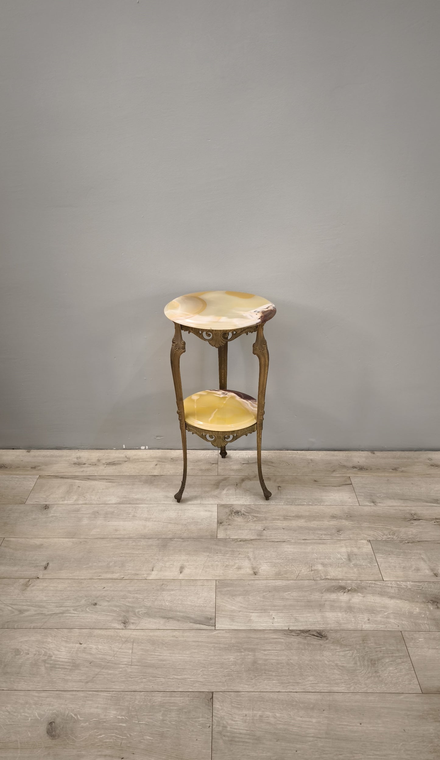 85931 Tavolino rotondo in ottone e alabastro con doppio ripiano