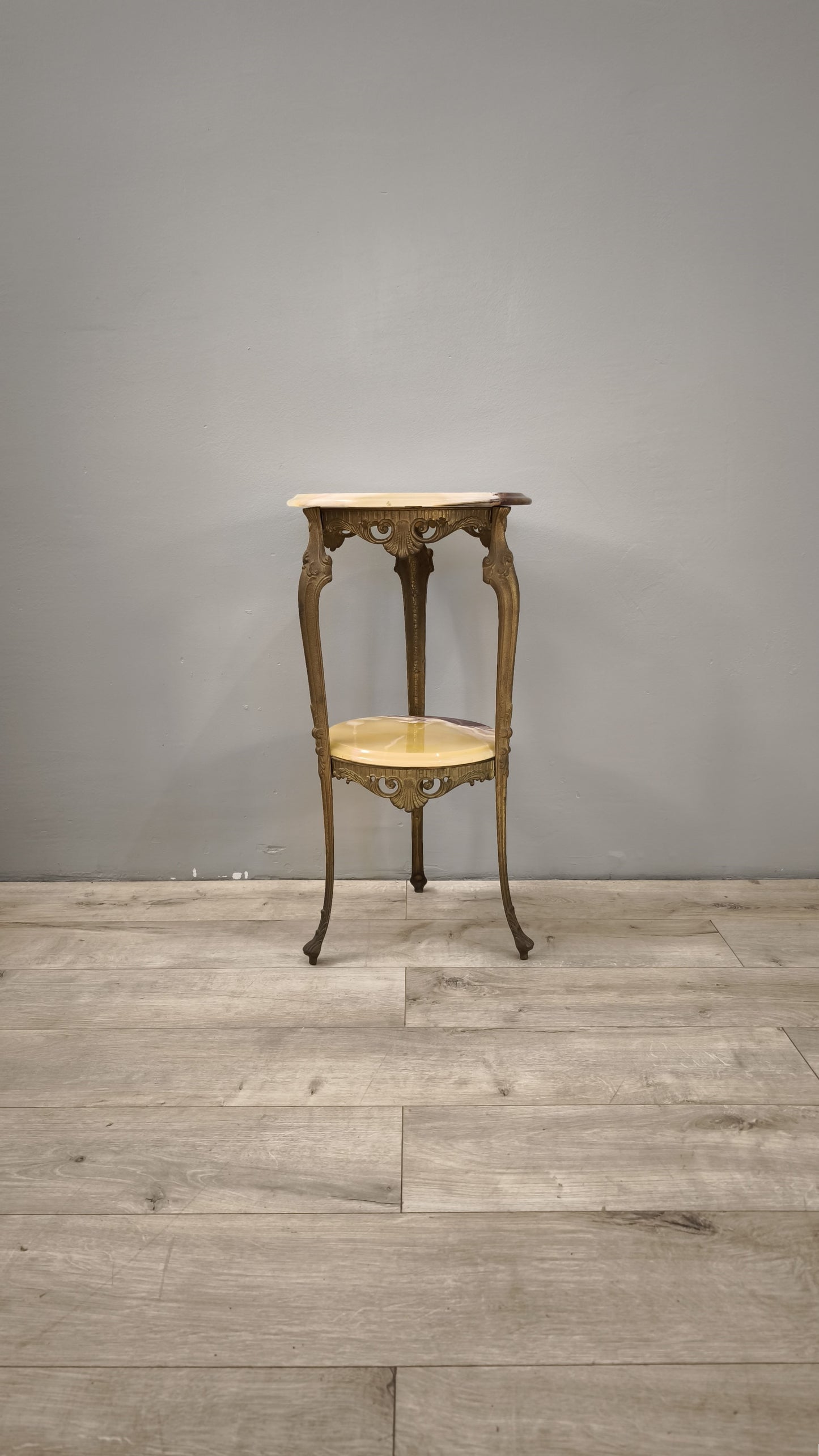 85931 Tavolino rotondo in ottone e alabastro con doppio ripiano