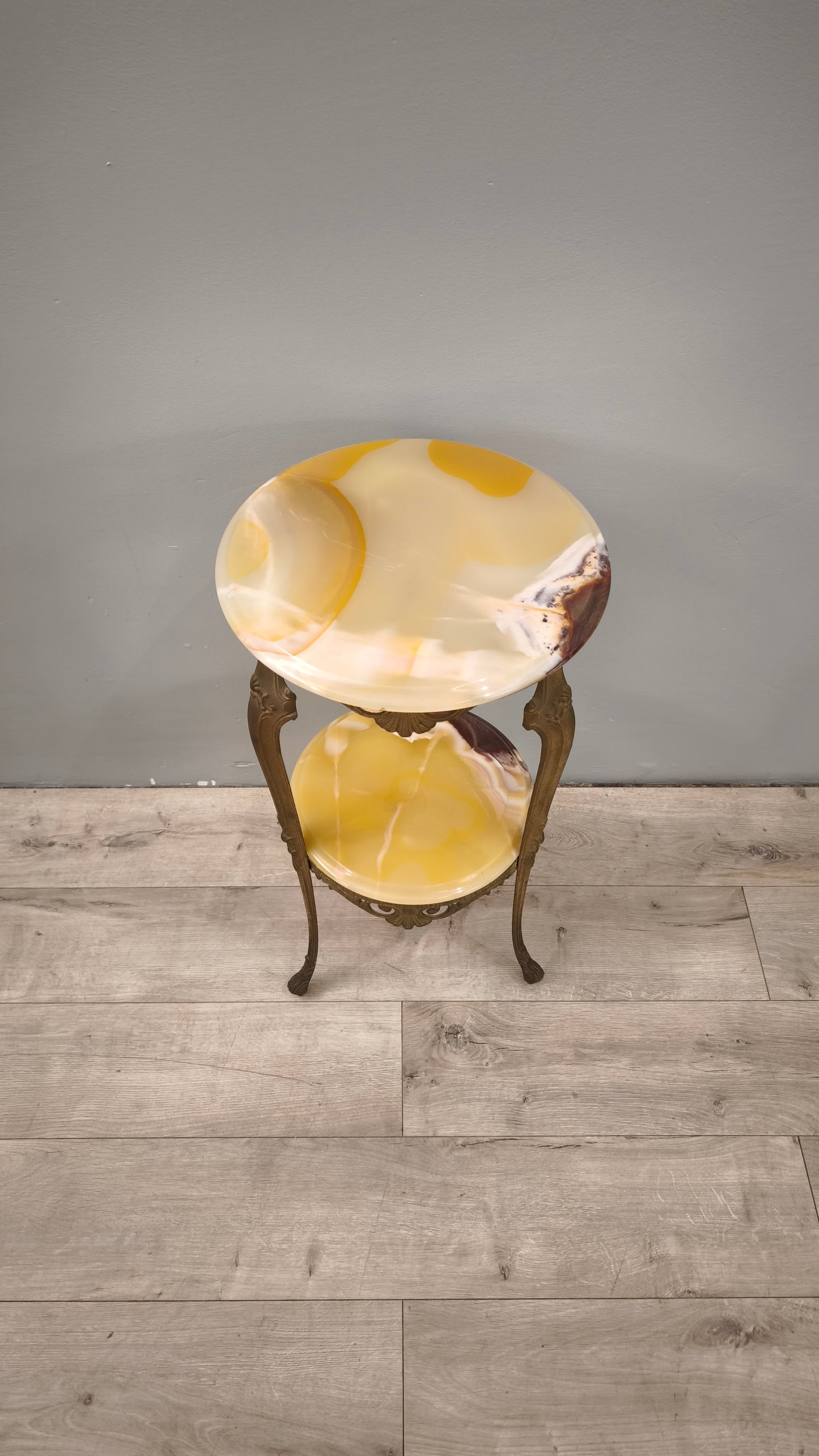 85931 Tavolino rotondo in ottone e alabastro con doppio ripiano