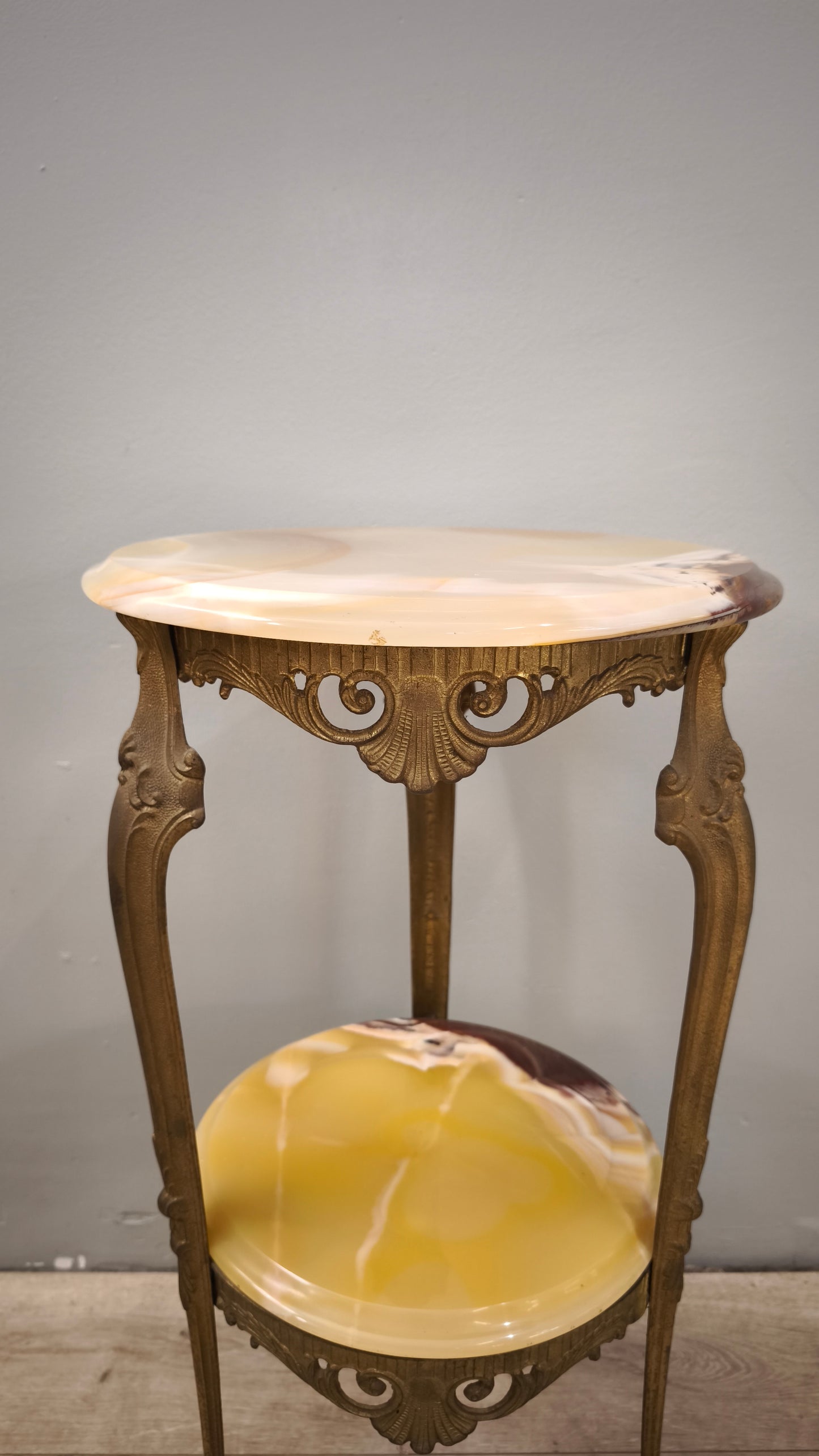 85931 Tavolino rotondo in ottone e alabastro con doppio ripiano