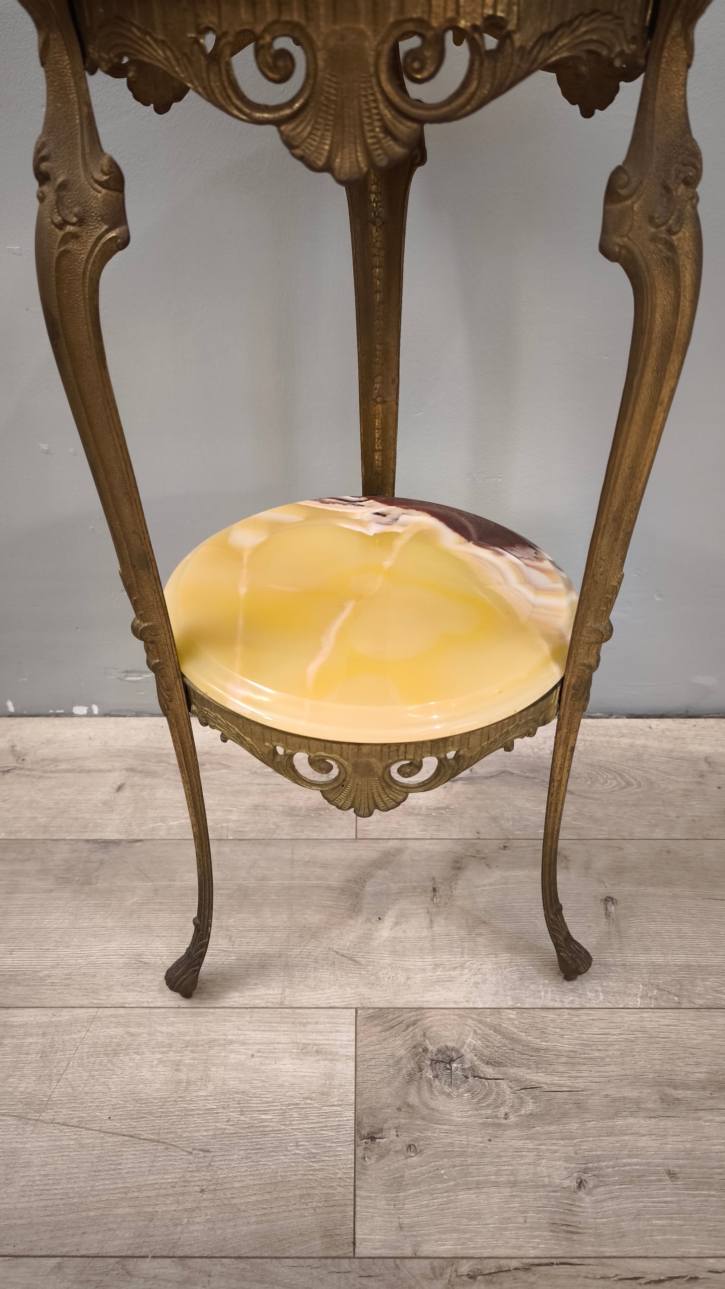 85931 Tavolino rotondo in ottone e alabastro con doppio ripiano