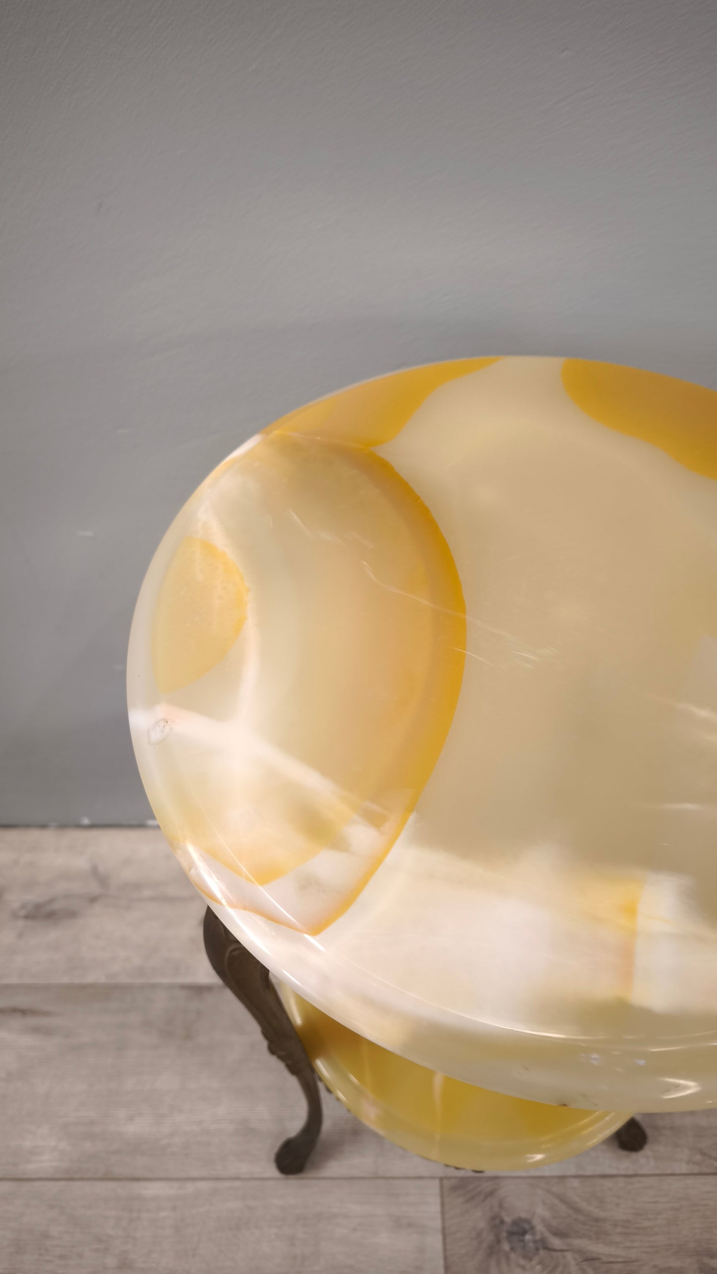 85931 Tavolino rotondo in ottone e alabastro con doppio ripiano