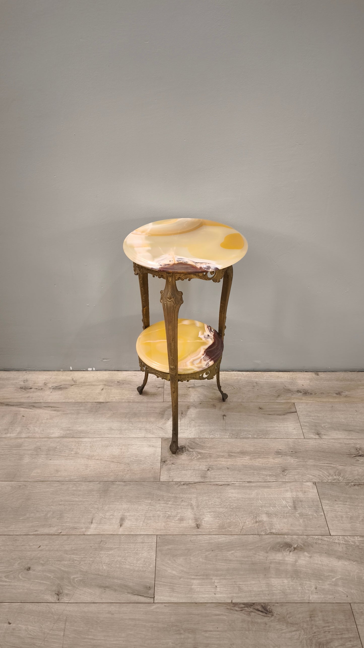 85931 Tavolino rotondo in ottone e alabastro con doppio ripiano