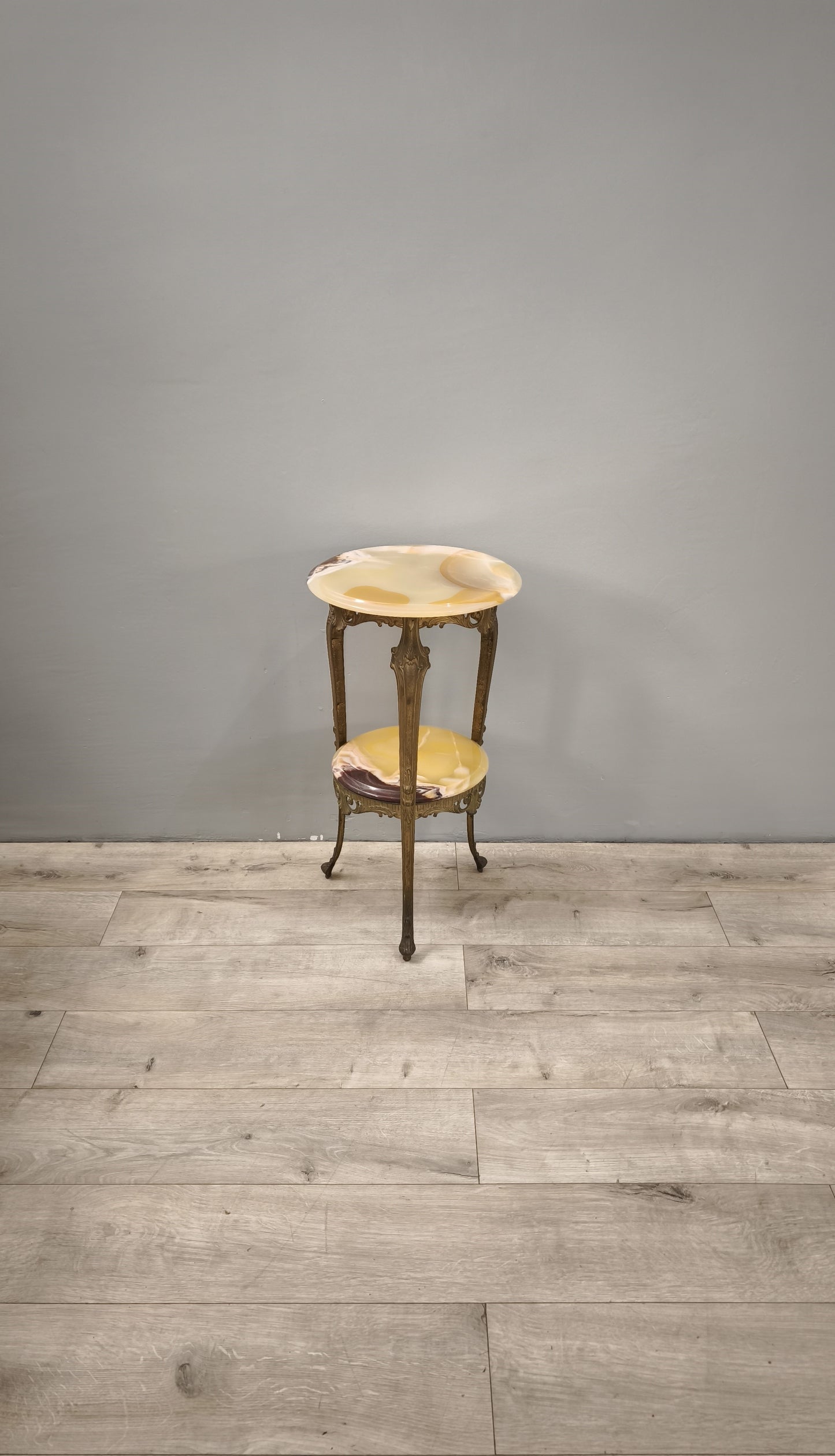 85931 Tavolino rotondo in ottone e alabastro con doppio ripiano