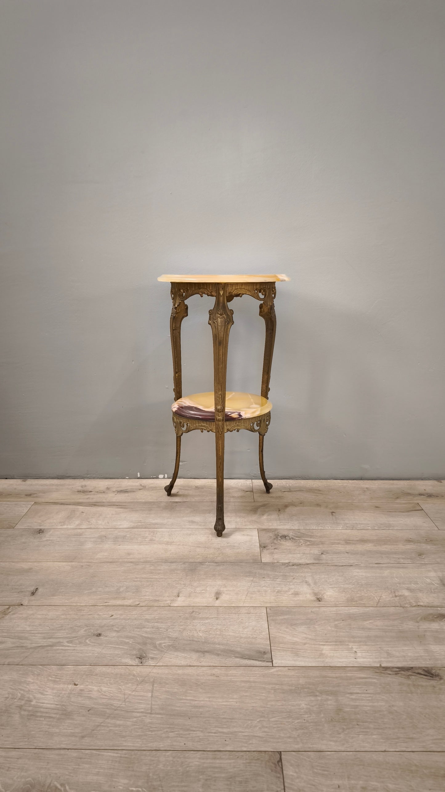 85931 Tavolino rotondo in ottone e alabastro con doppio ripiano