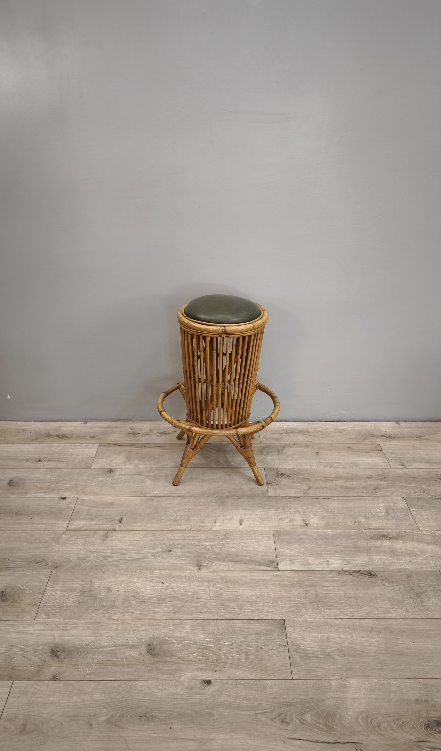 86013 Sgabello in bambù con seduta in pelle