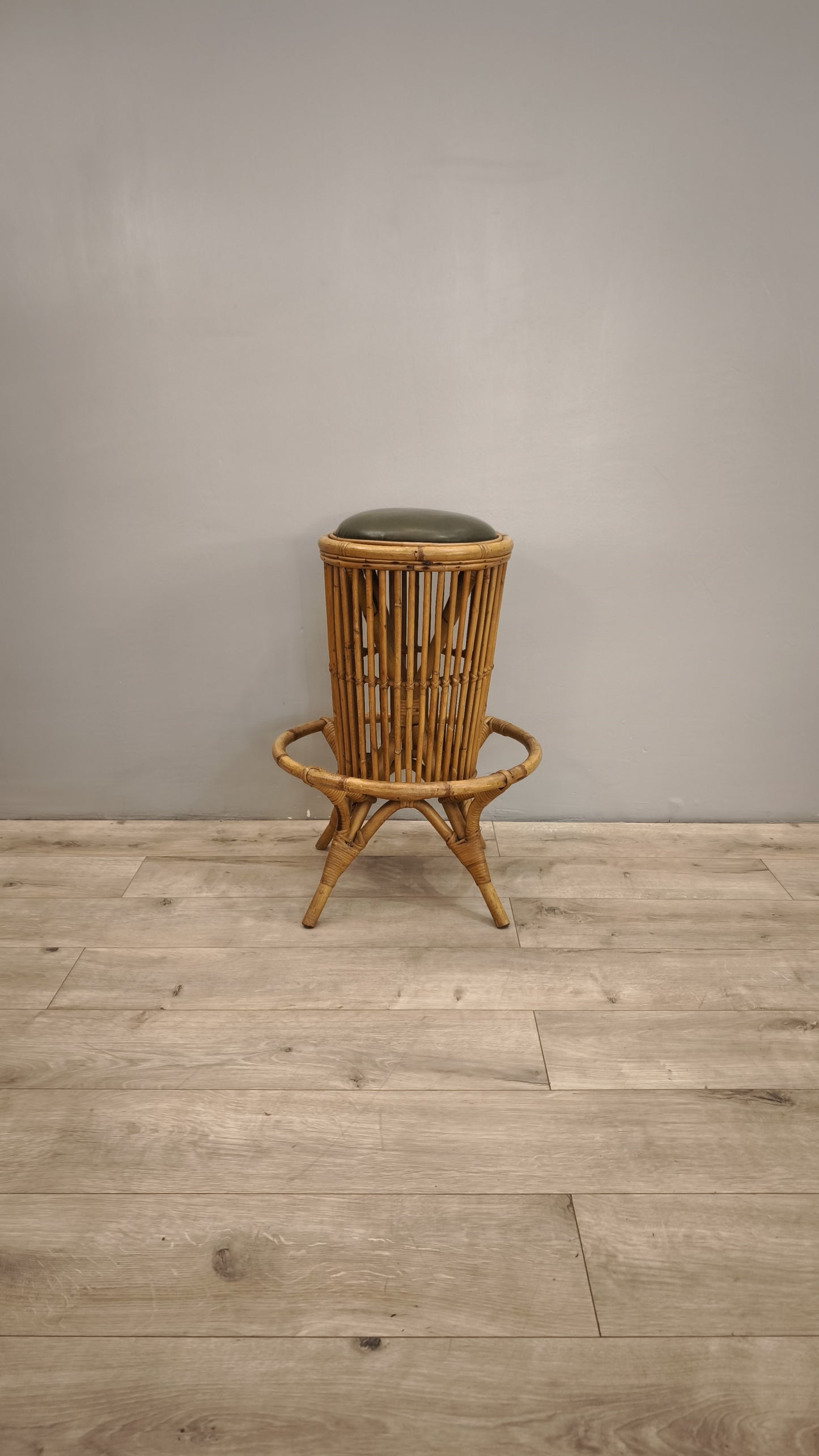 86013 Sgabello in bambù con seduta in pelle