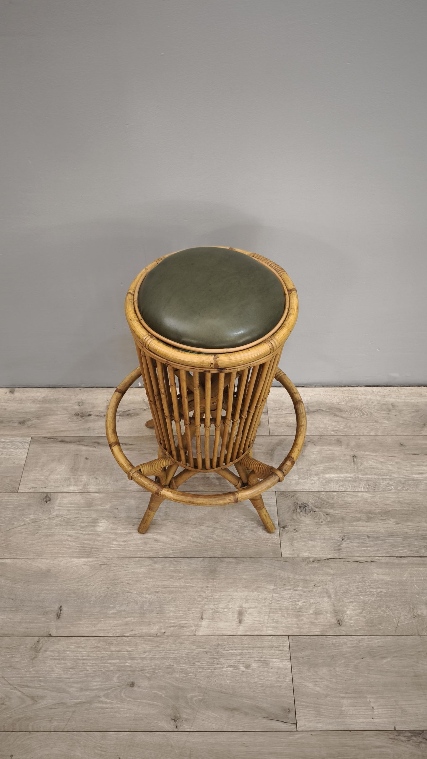 86013 Sgabello in bambù con seduta in pelle